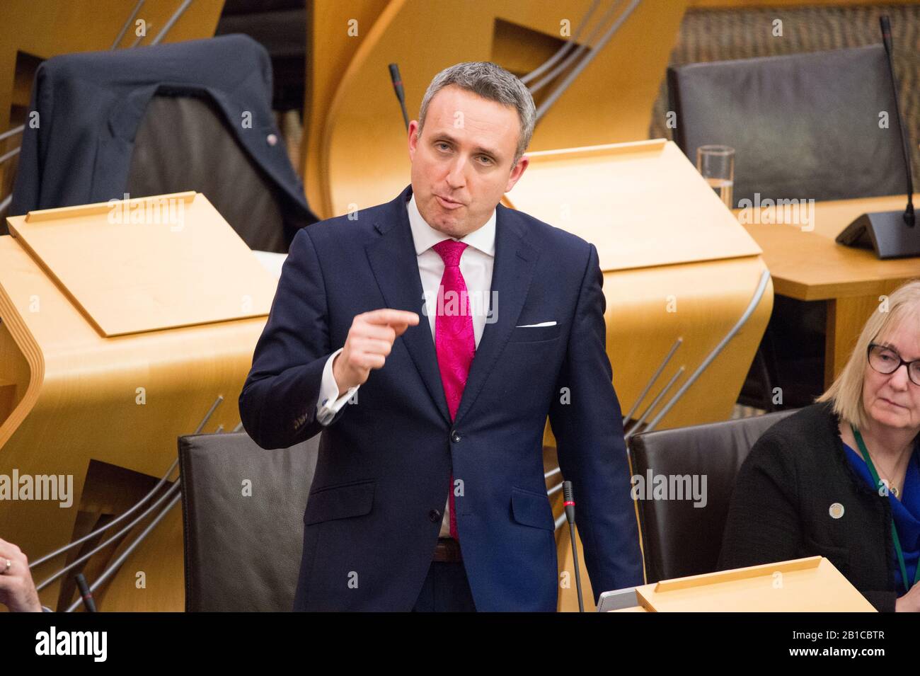 Edimburgo, Regno Unito. 20 Febbraio 2020. Nella foto: Alex Cole-Hamilton MSP - portavoce per la salute e MSP per Edimburgo occidentale per te partito liberal-democratico scozzese. Scene dall'interno della camera di discussione del Parlamento scozzese a Holyrood, Edimburgo. Foto Stock