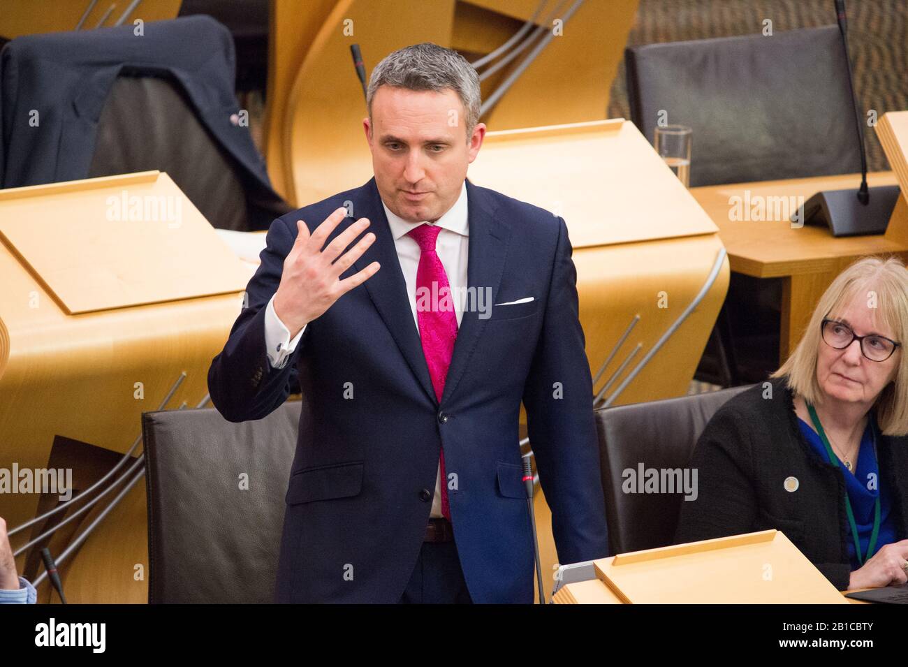 Edimburgo, Regno Unito. 20 Febbraio 2020. Nella foto: Alex Cole-Hamilton MSP - portavoce per la salute e MSP per Edimburgo occidentale per te partito liberal-democratico scozzese. Scene dall'interno della camera di discussione del Parlamento scozzese a Holyrood, Edimburgo. Foto Stock