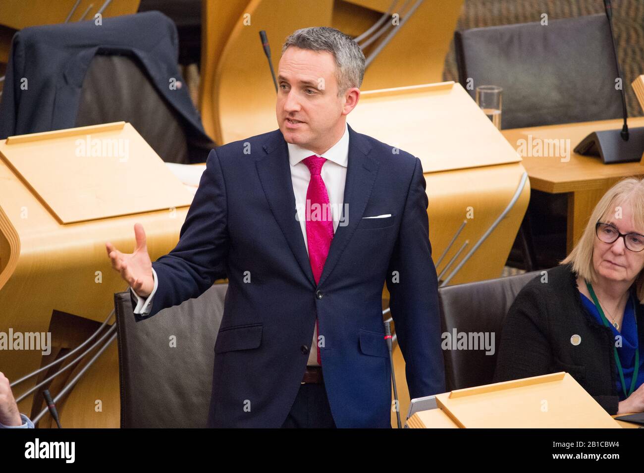 Edimburgo, Regno Unito. 20 Febbraio 2020. Nella foto: Alex Cole-Hamilton MSP - portavoce per la salute e MSP per Edimburgo occidentale per te partito liberal-democratico scozzese. Scene dall'interno della camera di discussione del Parlamento scozzese a Holyrood, Edimburgo. Foto Stock