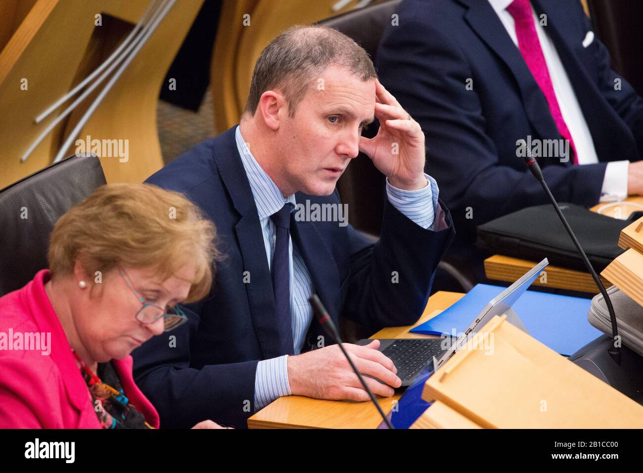 Edimburgo, Regno Unito. 20 Febbraio 2020. Nella foto: Michael Matheson MSP - Segretario del Gabinetto per i trasporti, le infrastrutture e la connettività. Scene dall'interno della camera di discussione del Parlamento scozzese a Holyrood, Edimburgo. Foto Stock