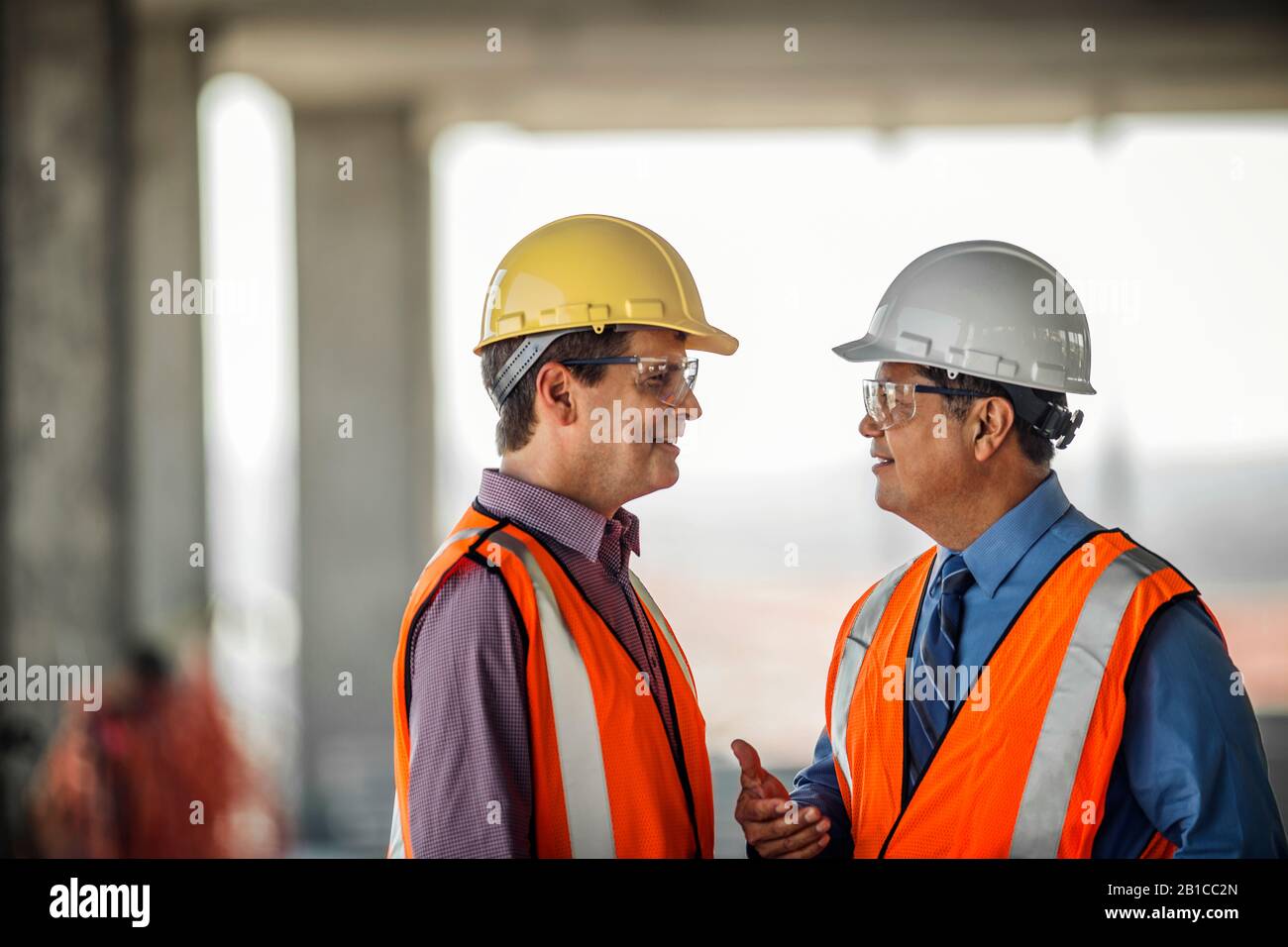 Costruzione di due dirigenti di parlare sul sito di costruzione. Foto Stock