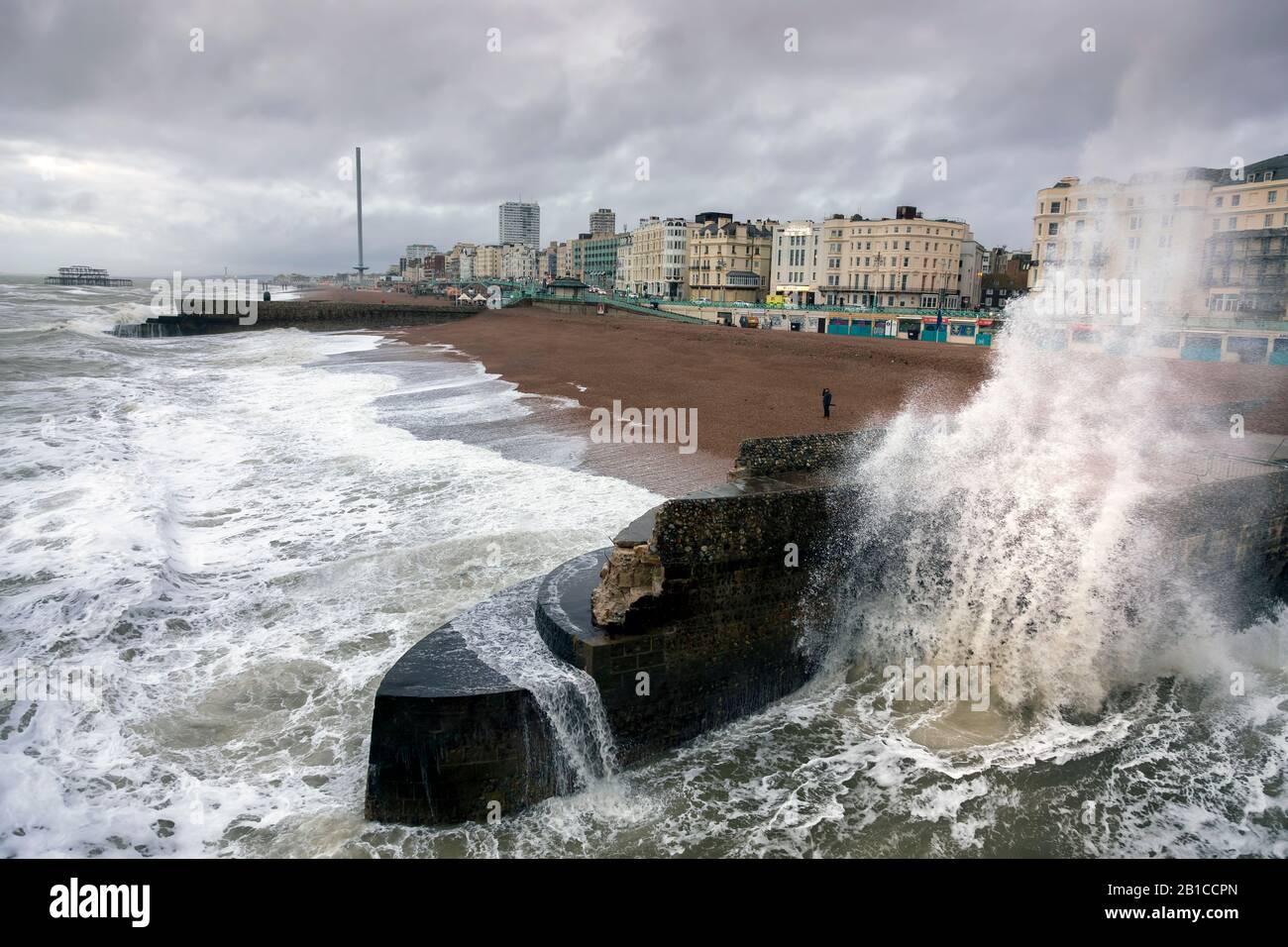 Infrangere le onde su Brighton Groyne durante una tempesta Foto Stock