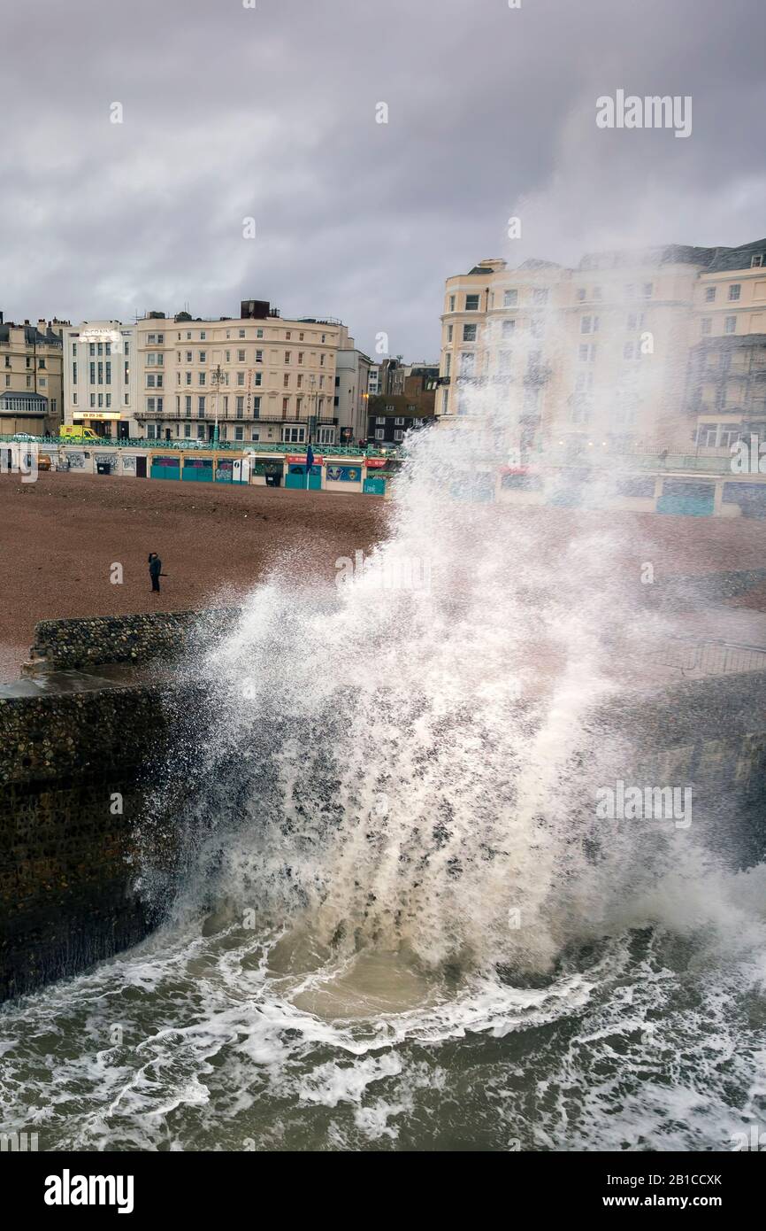 Infrangere le onde su Brighton Groyne durante una tempesta Foto Stock