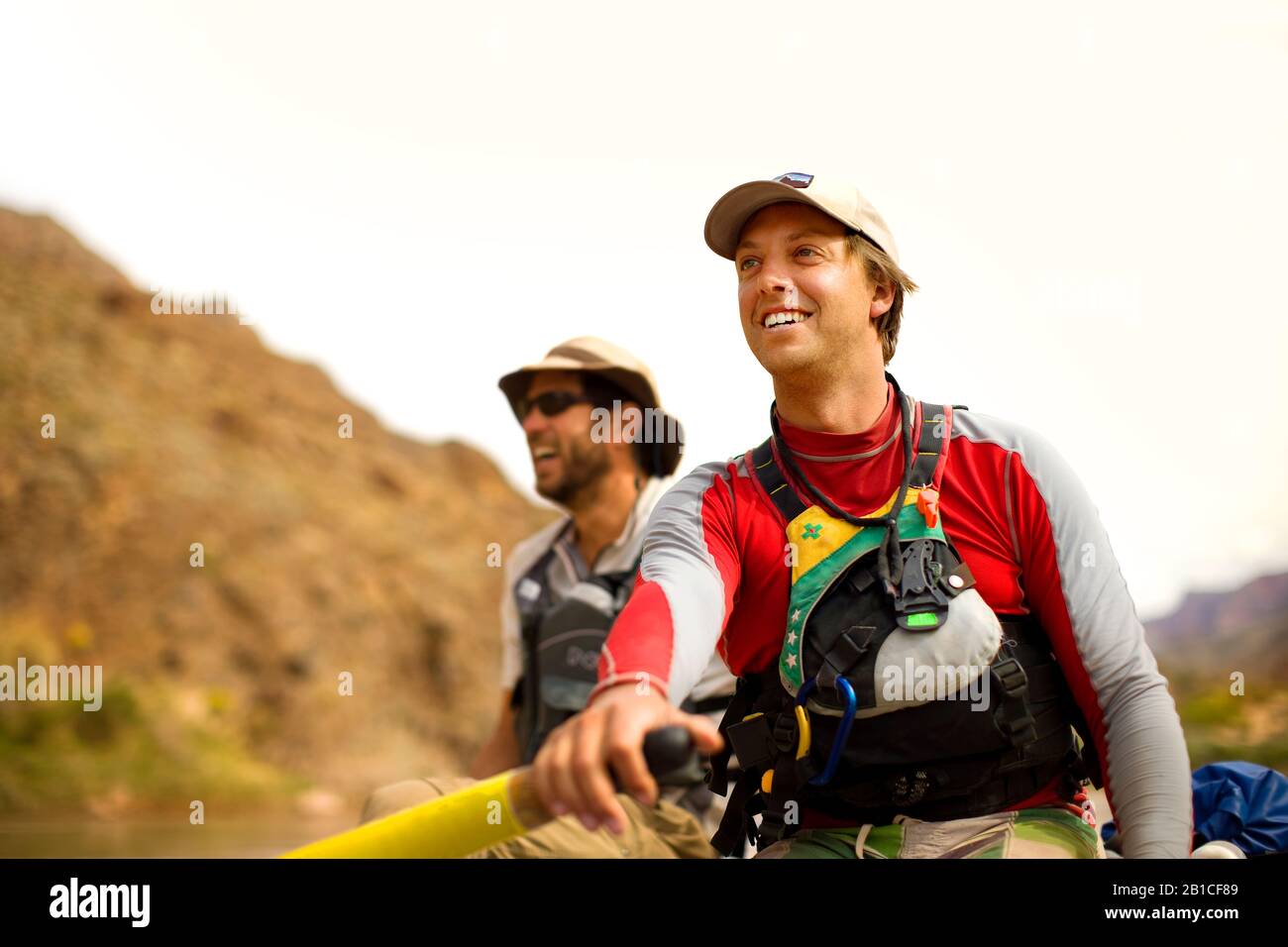 Due amici sorridenti che rafting su un fiume. Foto Stock