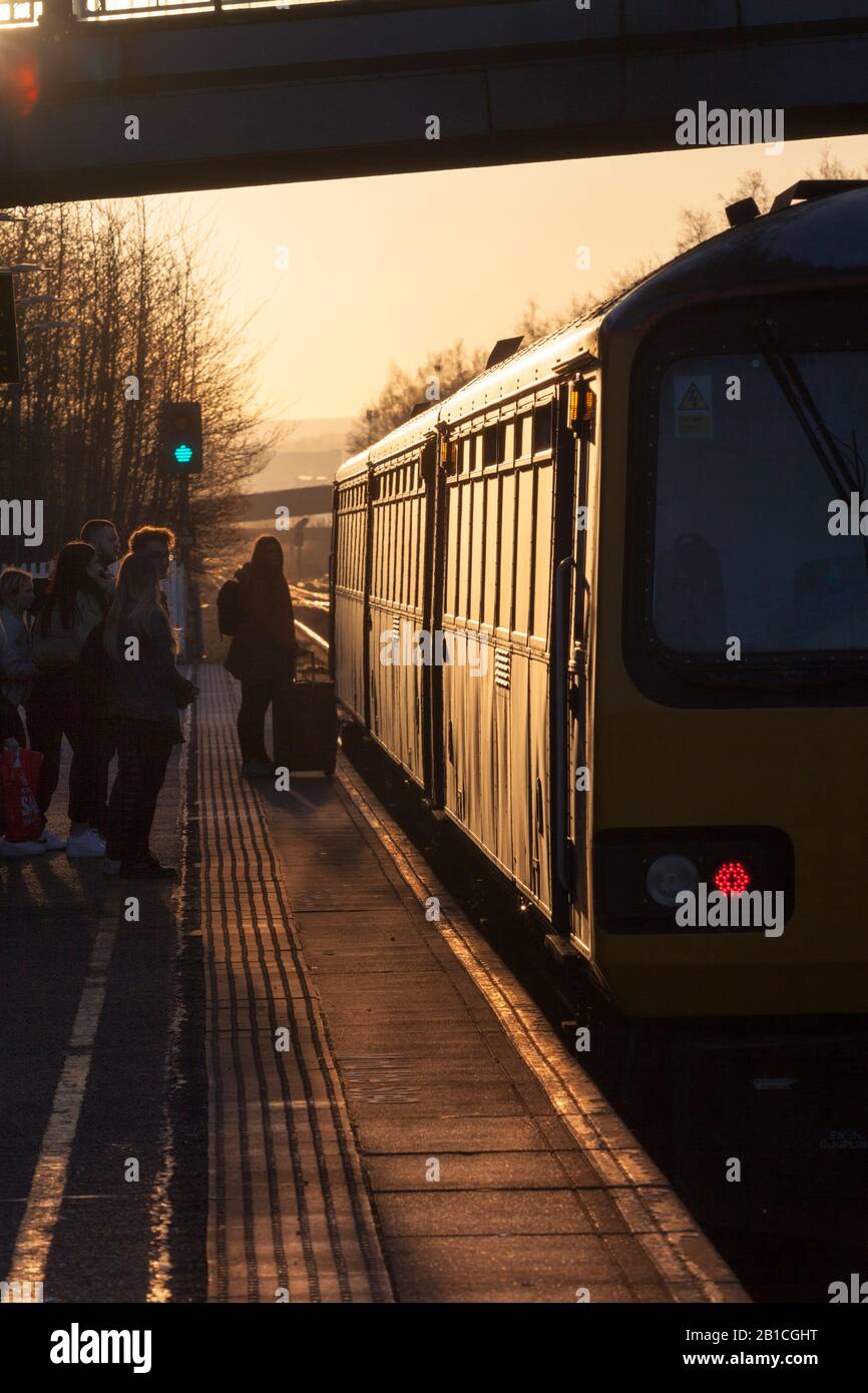 Treno di classe 144 del Nord che sfrecciava al tramonto mentre chiama Meadowhall Interchange, Sheffield Foto Stock