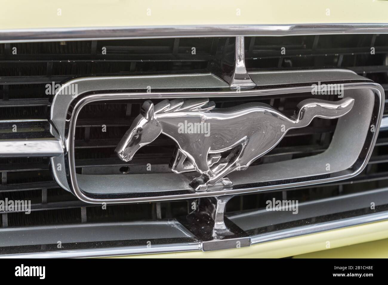 Bilgoraj / Polonia - 17 giugno 2018: Logo simbolo di un vecchio timer Ford Mustang. Foto Stock Bilgoraj / Polonia - 17 giugno 2018: Logo simbolo di un vecchio timer Ford Mustang. Foto Stock