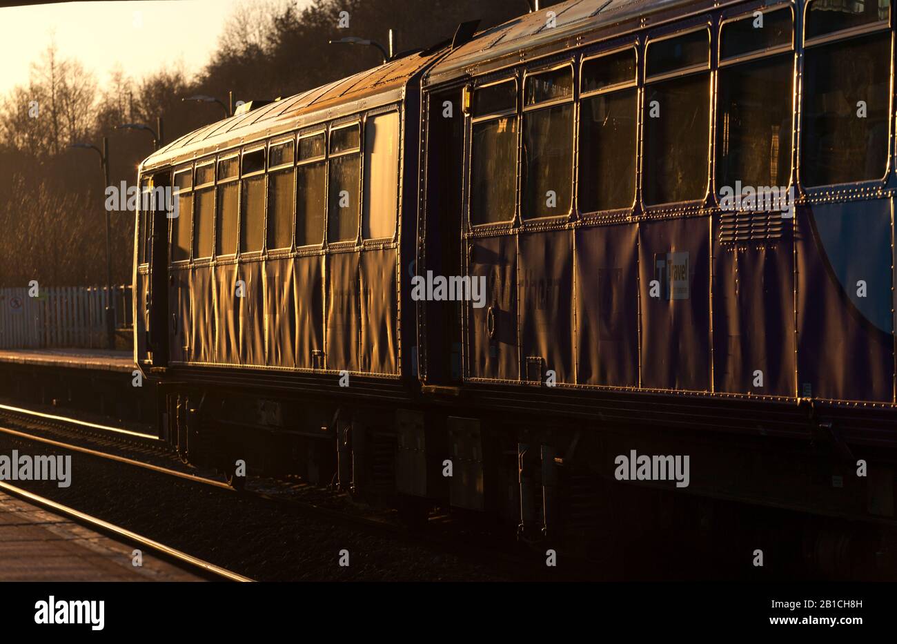 Treno di pacer classe 144 della Northern Rail 144005 al tramonto che mostra il lato del corpo increspato Foto Stock