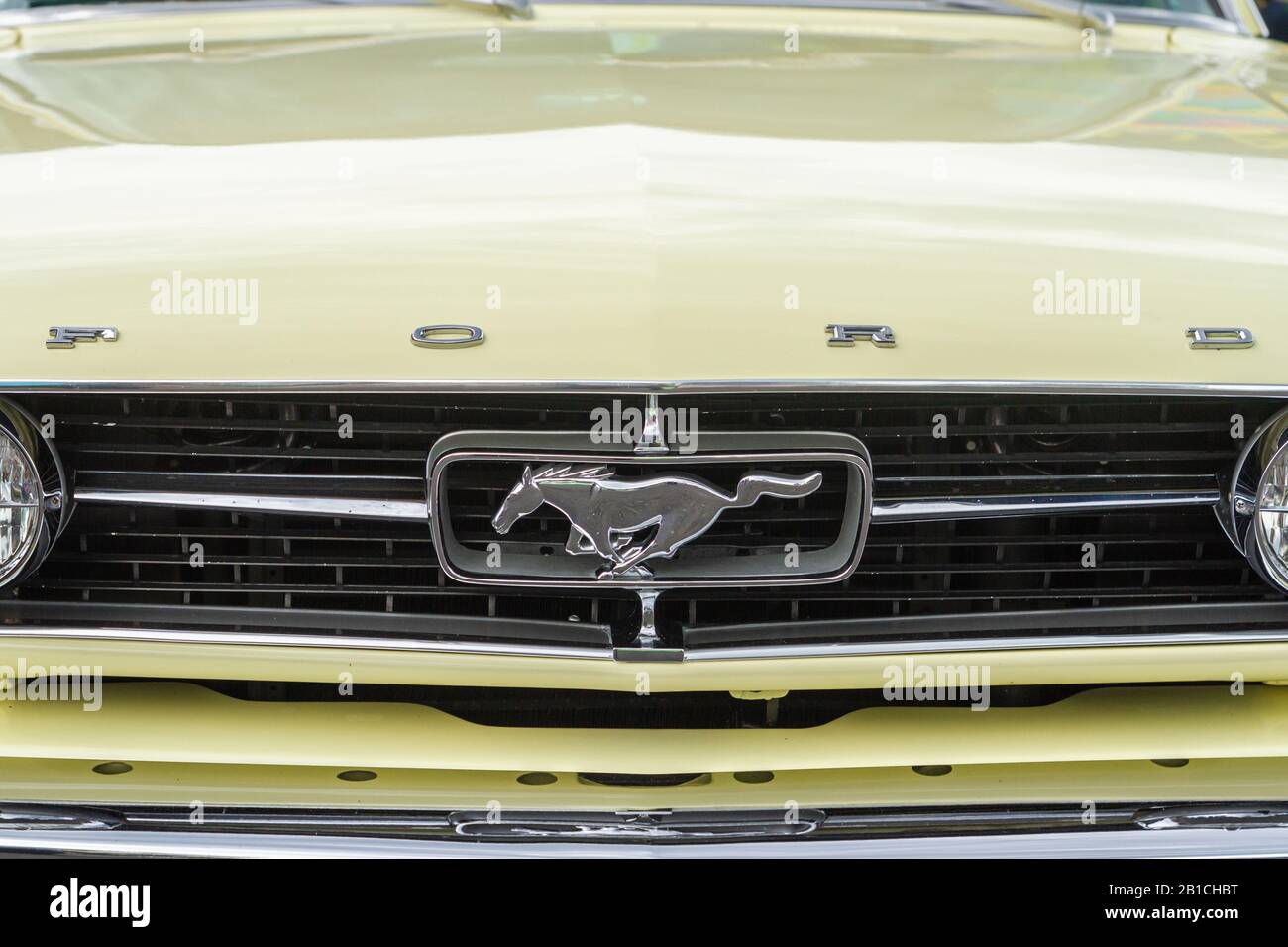 Bilgoraj / Polonia - 17 giugno 2018: Logo simbolo di un vecchio timer Ford Mustang. Foto Stock Bilgoraj / Polonia - 17 giugno 2018: Logo simbolo di un vecchio timer Ford Mustang. Foto Stock
