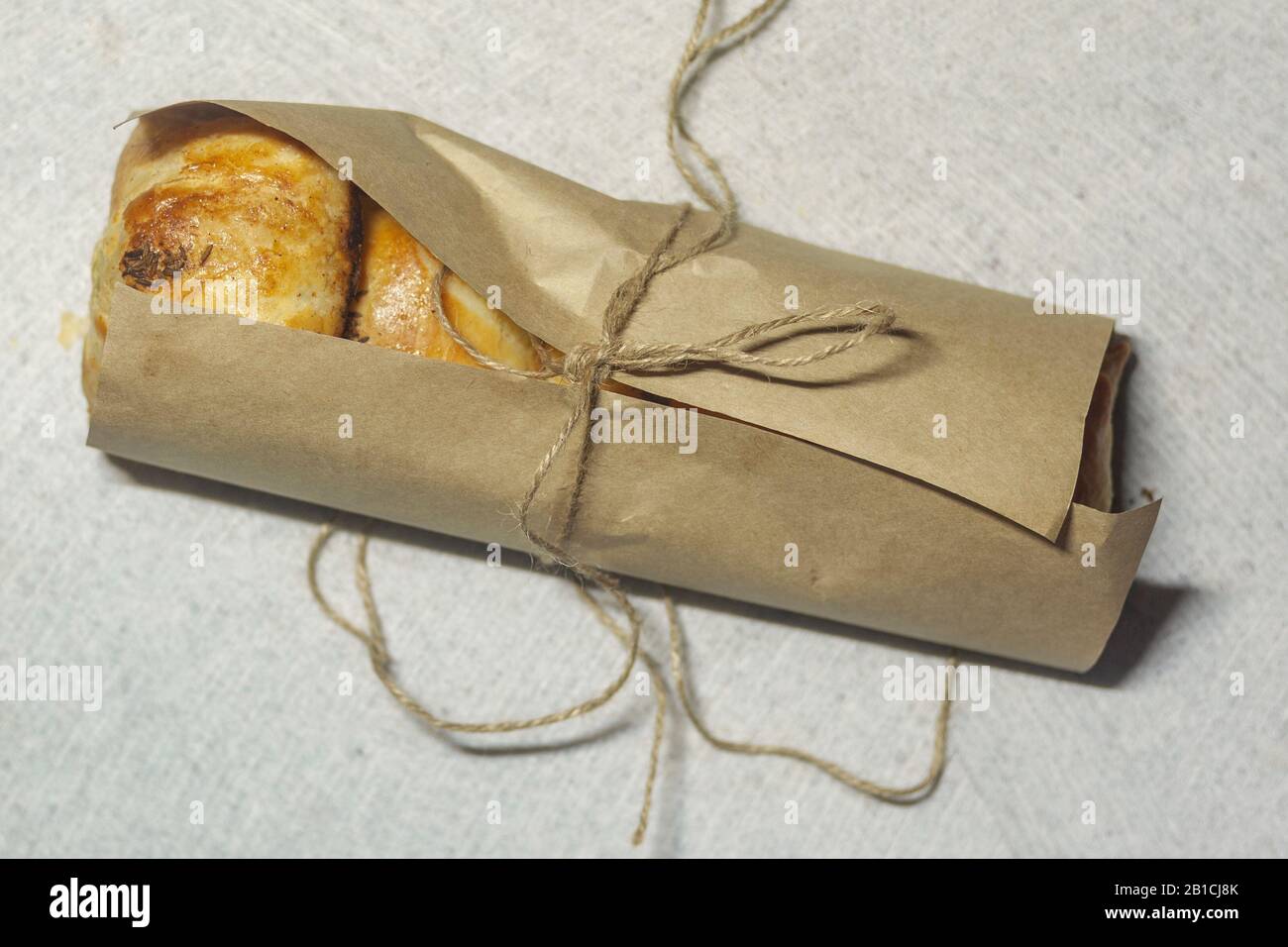 Samsa consegna nella carta astuta. Samsa - un saporito pasticcere di carne nella cucina dell'Asia Centrale Foto Stock