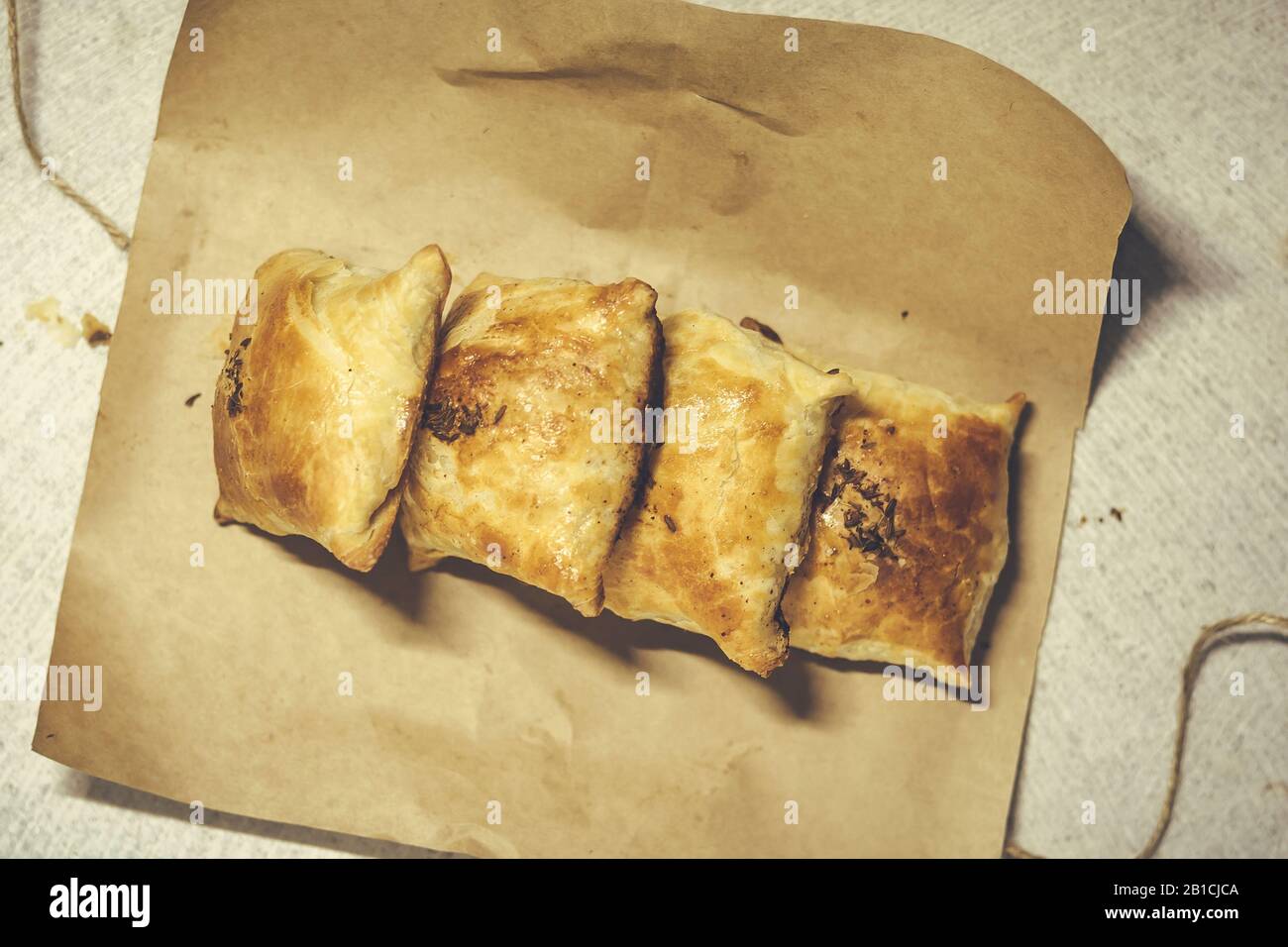 Samsa consegna nella carta astuta. Samsa - un saporito pasticcere di carne nella cucina dell'Asia Centrale Foto Stock