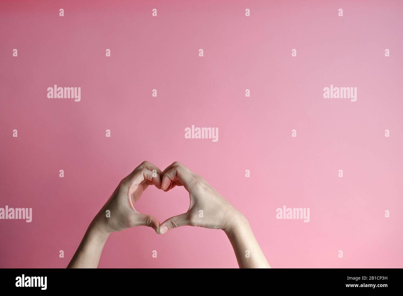 mano che trasporta il cuore .amore e cardio health concept.san valentino e tema di nozze. Foto Stock