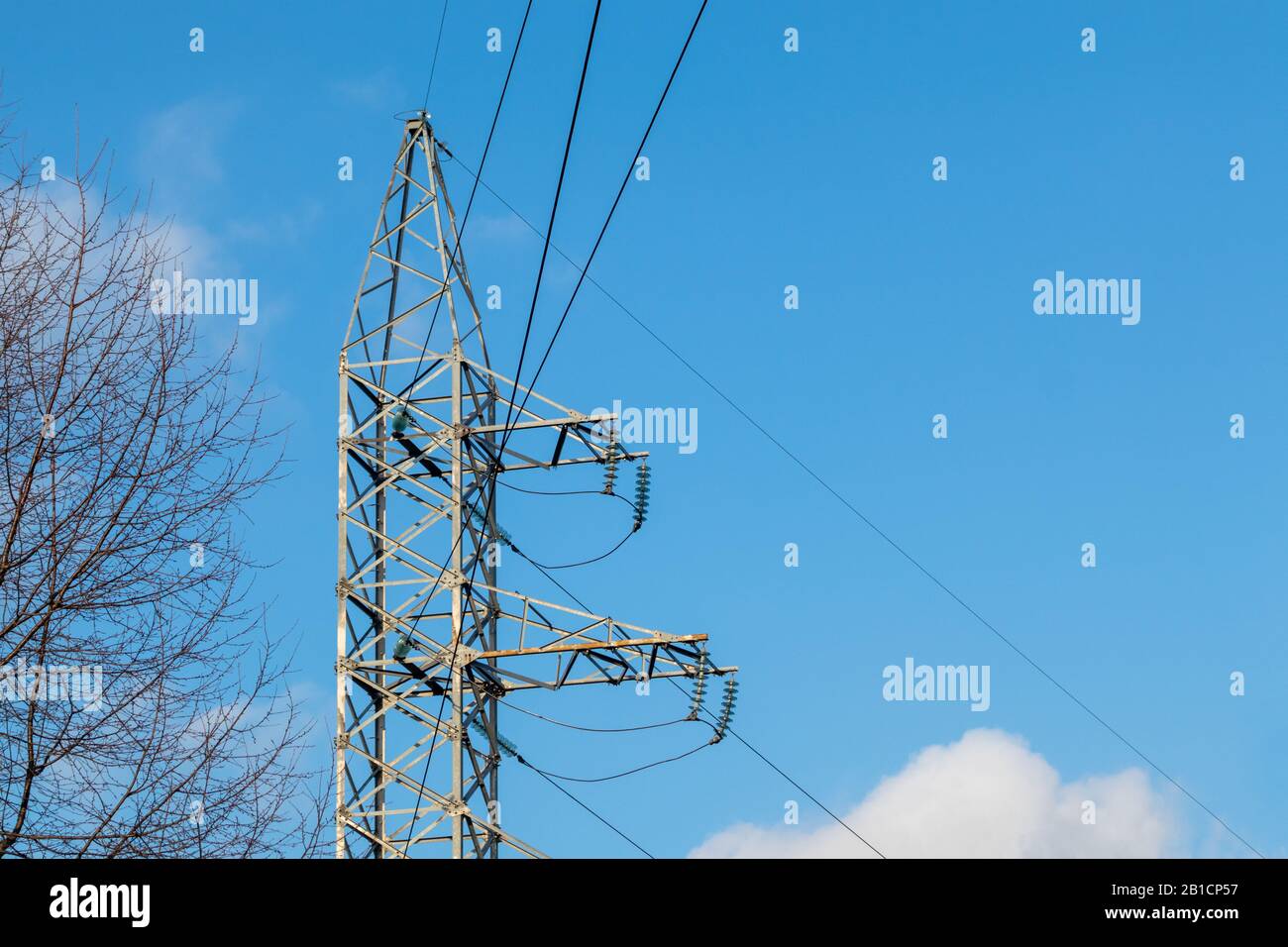 Linea elettrica ad alta tensione vista ravvicinata del montante in acciaio sul cielo blu.settore dei collegamenti per l'alimentazione di energia Foto Stock