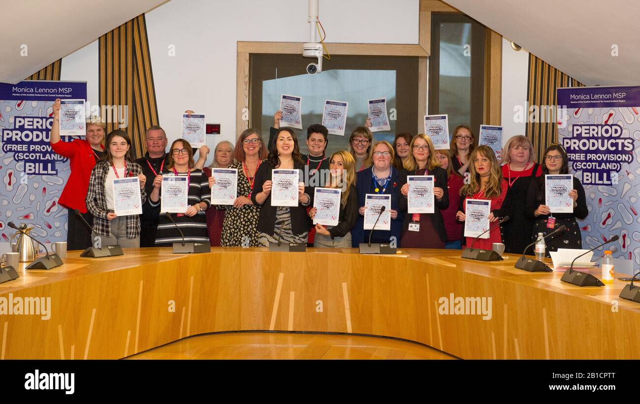 Edimburgo, Regno Unito. 6 novembre 2019.Nella Foto: (7th da sinistra) Monica Lennon MSP - Segretario del gabinetto ombra per la salute E lo sport, membro per la Scozia centrale. Periodo Prodotti (Libera Disposizione) (Scozia) Bill. Sostenitori Del Periodo Products (disposizione libera) (Scozia) Bill si unirà al Segretario del Gabinetto ombra del lavoro scozzese per la salute e lo sport, Monica Lennon MSP per sostenere formalmente la legislazione proposta mentre si imbarca sulla fase Uno del processo legislativo. Credito: Colin Fisher/Alamy Live News. Foto Stock