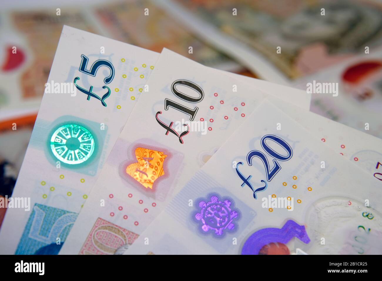 Nuovo denaro polimerico britannico. La banconota da 5, 10, 20 sterline inglesi, rilasciata entro il febbraio 2020 nel Regno Unito. Foto Stock