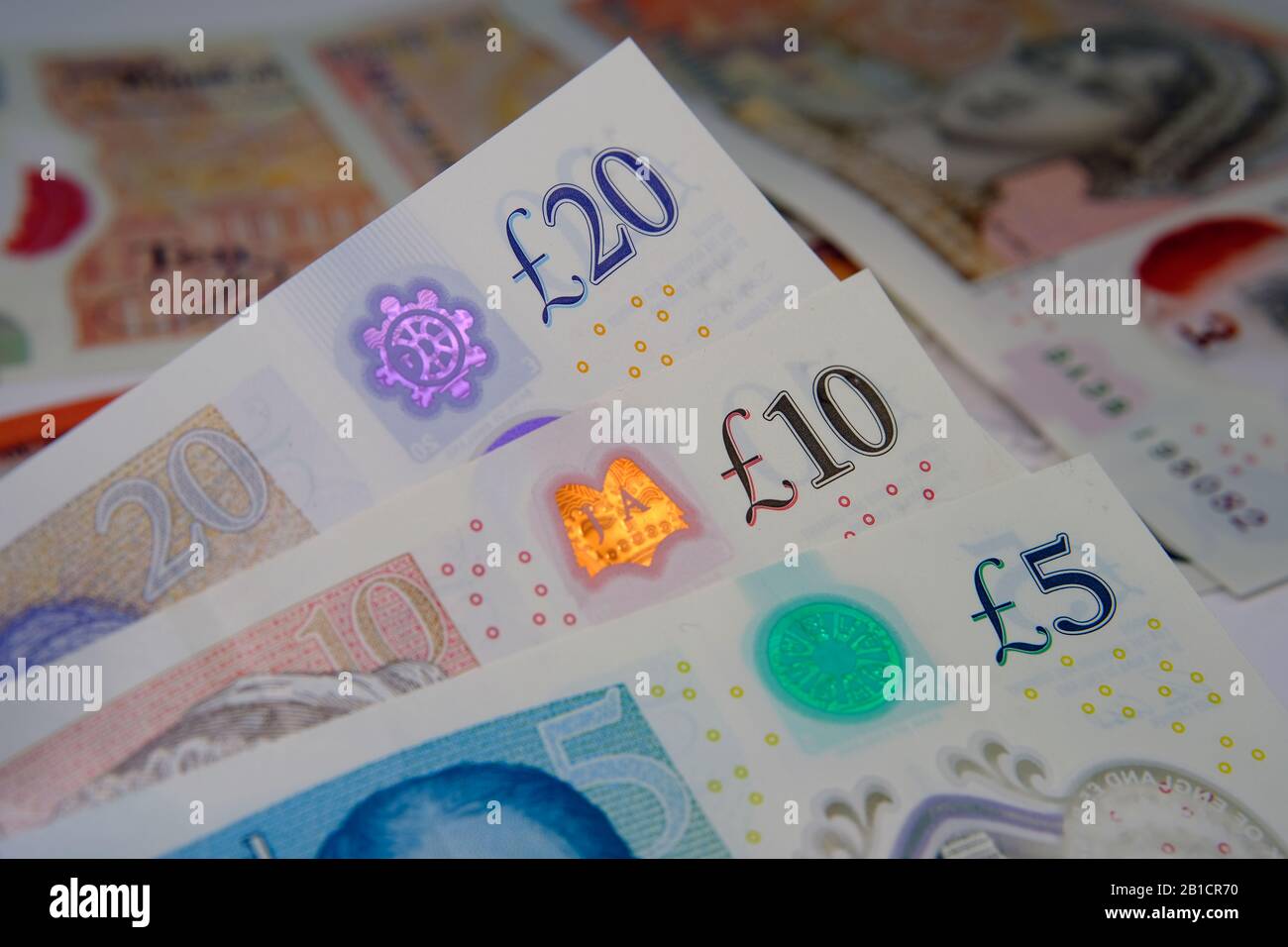 Nuovo denaro polimerico britannico. La banconota da 5, 10, 20 sterline inglesi, rilasciata entro il febbraio 2020 nel Regno Unito. Foto Stock