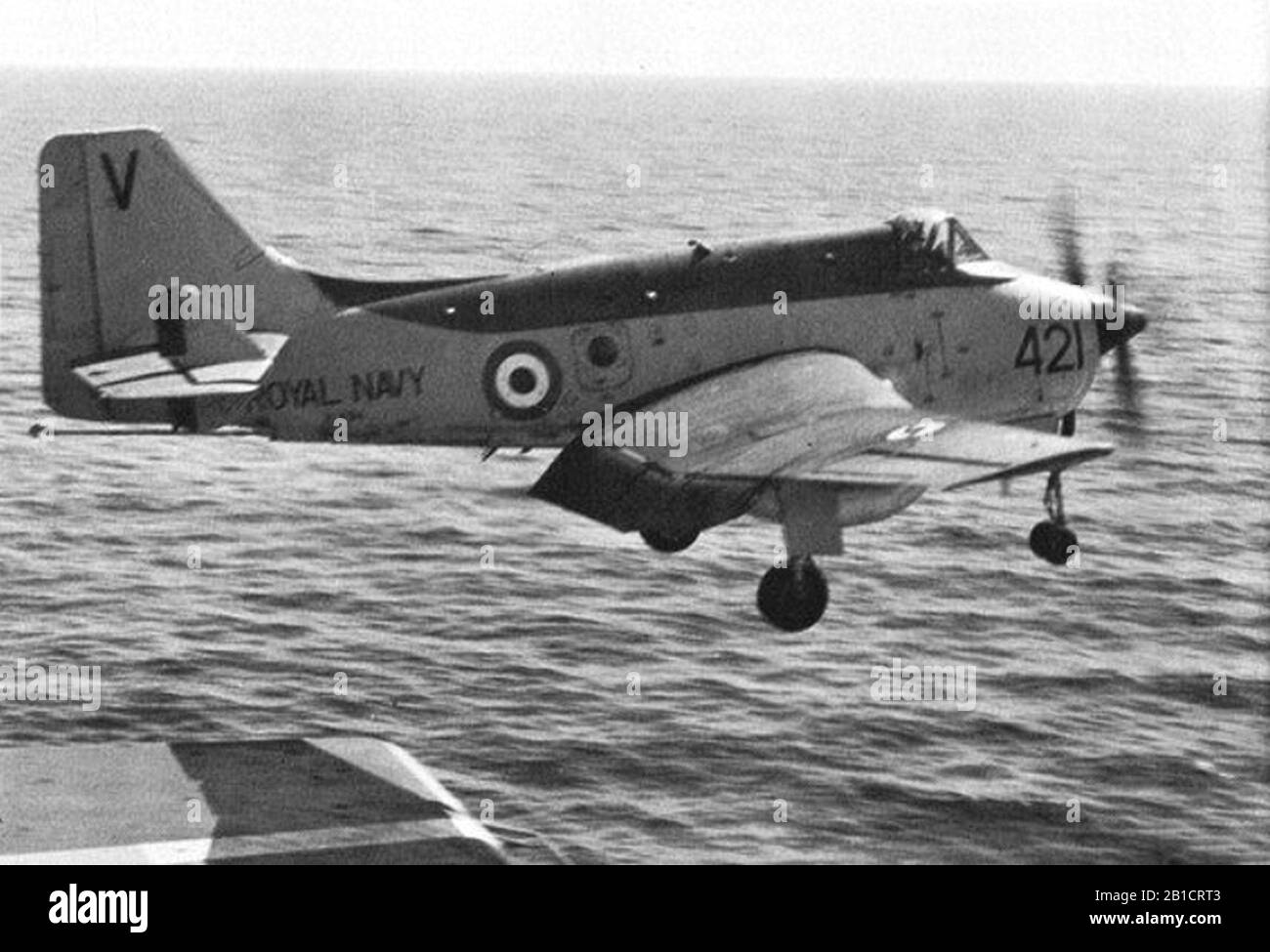 Gannet AEW.3 da 849 Naval Air Squadron prende il largo dalla USS Yorktown (CVS-10) c1964. Foto Stock