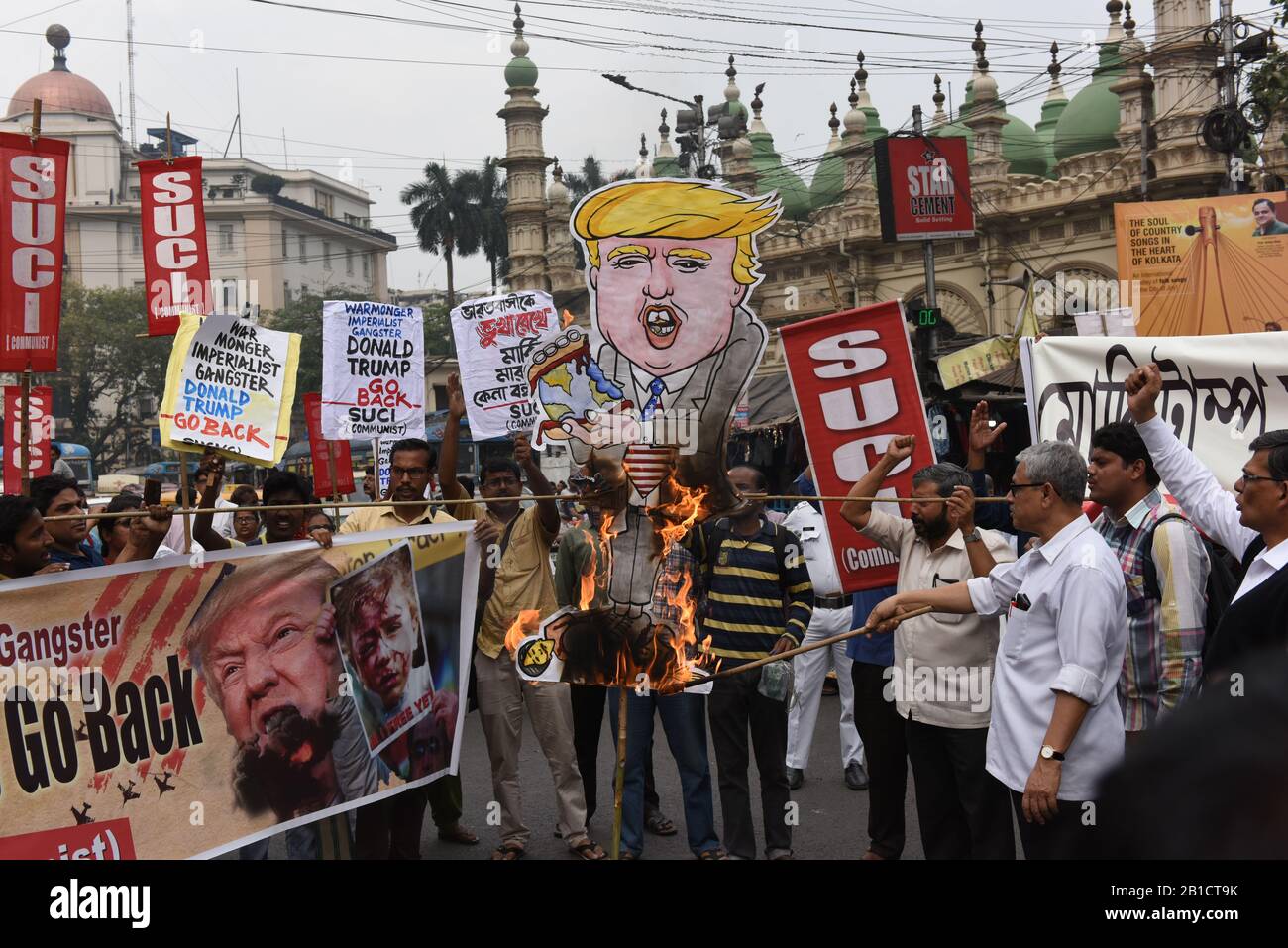 Calcutta, India. 24th Feb, 2020. A Kolkata si verificano proteste e agitazione per quanto riguarda la visita di due giorni del presidente degli Stati Uniti Donald Trump in India. Studenti, sostenitori e membri dei partiti politici sotto la bandiera del fronte di sinistra hanno organizzato questa protesta a Calcutta. (Foto Di Sukhomoy Sen/Pacific Press) Credito: Pacific Press Agency/Alamy Live News Foto Stock