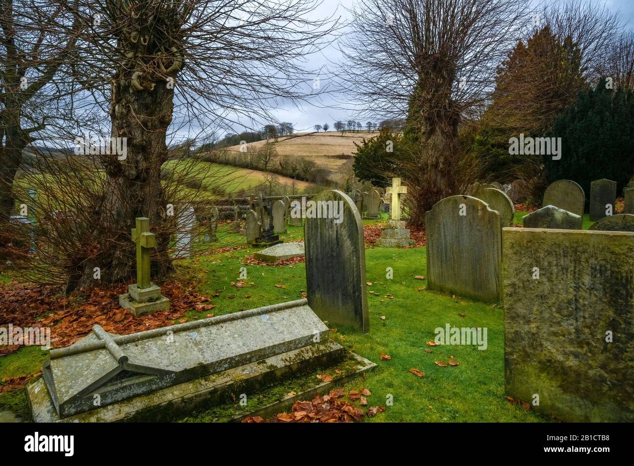 St Michael E La Chiesa Di Tutti Gli Angeli, Cimitero, Hatersage, Peak District, Derbyshire, Inghilterra, Regno Unito Foto Stock