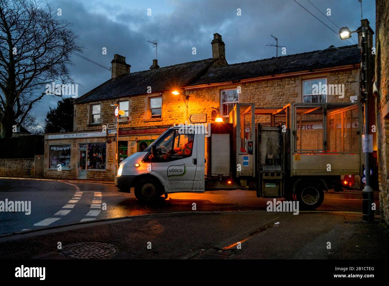 Ubico servizi ambientali Camion, camion, Villaggio di Bourton-on-the-Water, Gloucestershire, Inghilterra, Regno Unito Foto Stock