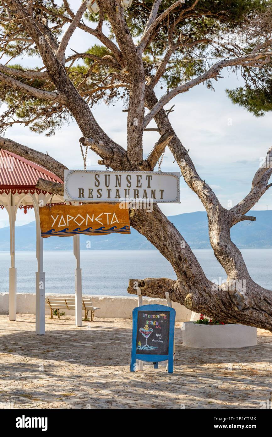 Vista diurna di un famoso ristorante al tramonto con vista sul Mar Egeo. Situato sull'isola di Hydra in Grecia Foto Stock