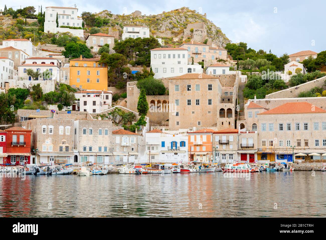 Colorata collina della città di Hydra Harbour. Un'isola greca sul Mar Egeo. Foto Stock