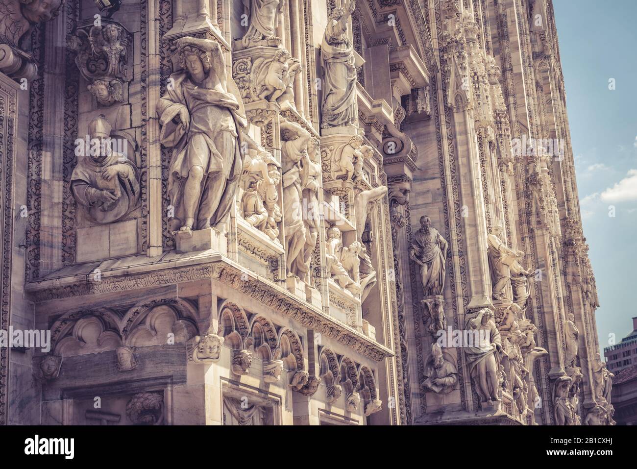 Particolare della facciata del Duomo di Milano. Il Duomo di Milano è la chiesa più grande d'Italia e la quinta più grande d'inverno Foto Stock