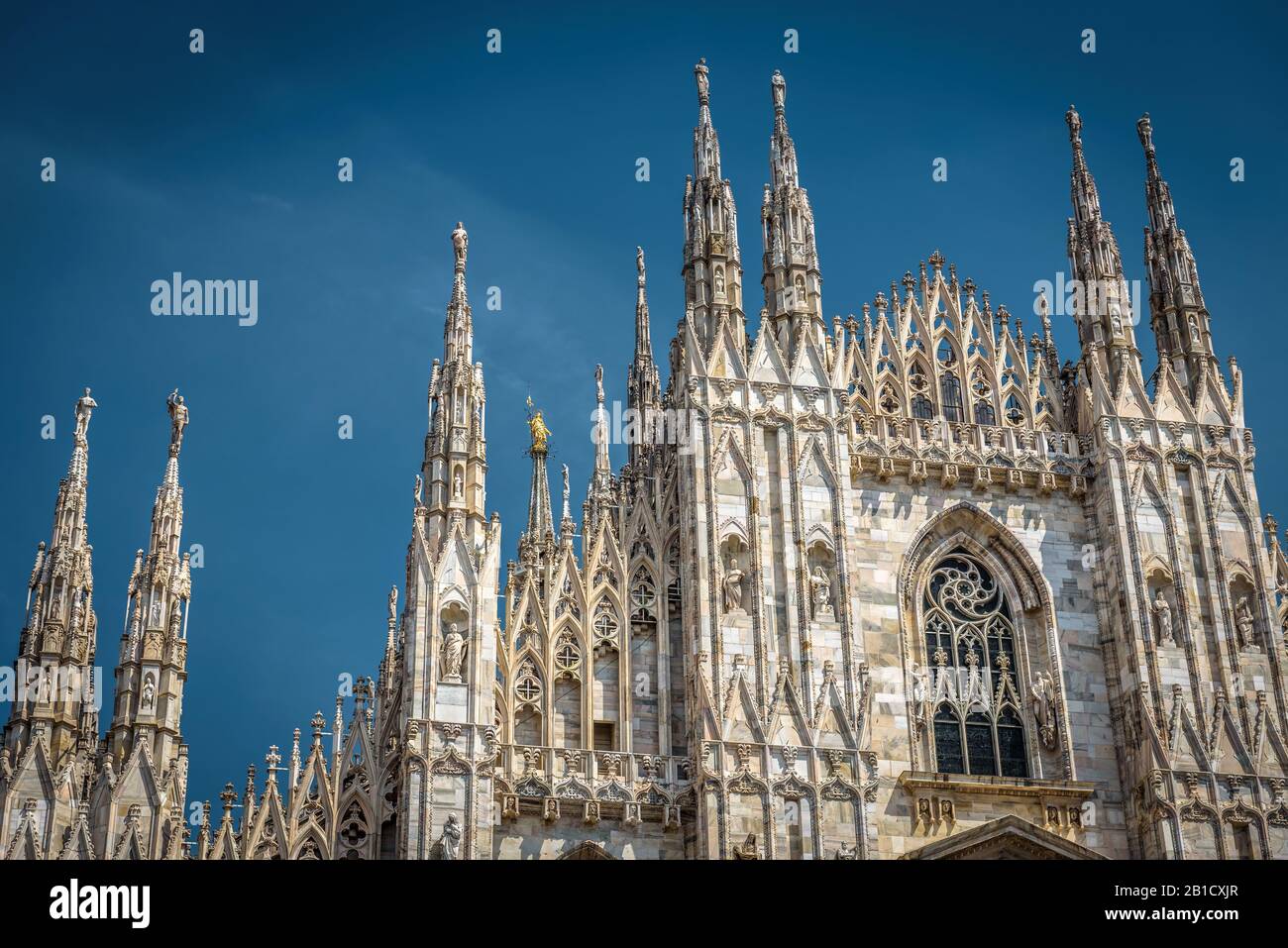 Il famoso Duomo di Milano in una giornata di sole a Milano. Il Duomo di Milano è la chiesa più grande d'Italia e la quinta più grande d'Italia Foto Stock