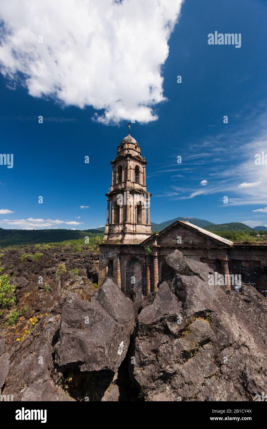 Chiesa inghiottita nella lava, vulcano Paricutin, stato di Michoacan, Messico, America Centrale Foto Stock
