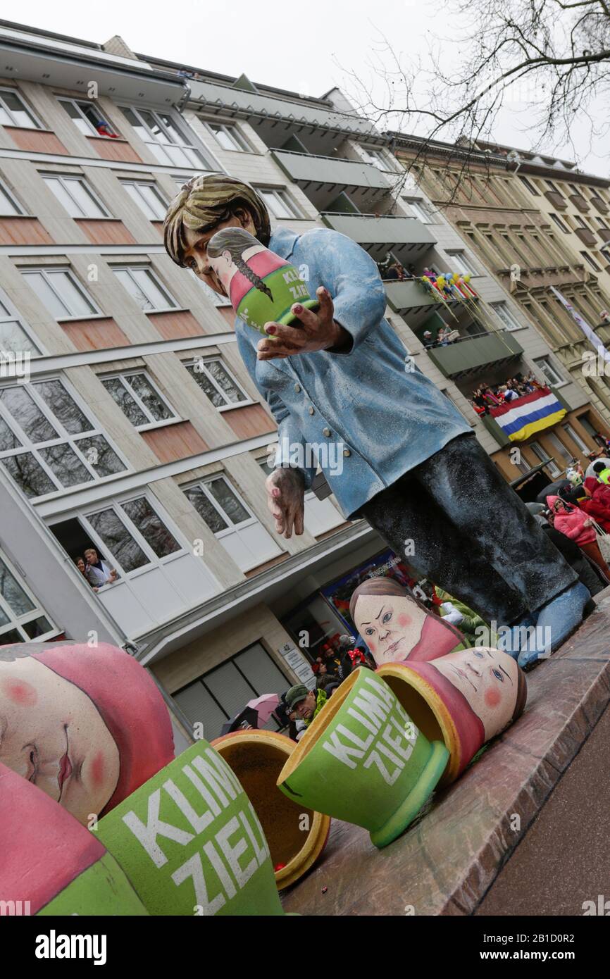 Magonza, Germania. 24th Feb, 2020. La cancelliera tedesca Angela Merkel è raffigurata su un galleggiante nella parata del lunedì delle rose di Mainz. È raffigurata con una serie di bambole matryoshka, che portano il volto dell'attivista del clima Greta Thunberg, che rappresenta le politiche tedesche sul clima che stanno diventando sempre più piccole. Circa mezzo milione di persone hanno fiancheggiato le strade di Magonza per la tradizionale sfilata del Carnevale di Rose Monday. La lunga sfilata di 9 km con oltre 9.000 partecipanti è una delle tre grandi Sfilate del lunedì delle Rose in Germania. (Foto Di Michael Debets/Pacific Press) Credit: Pacific Press Agency/Alamy Live News Foto Stock