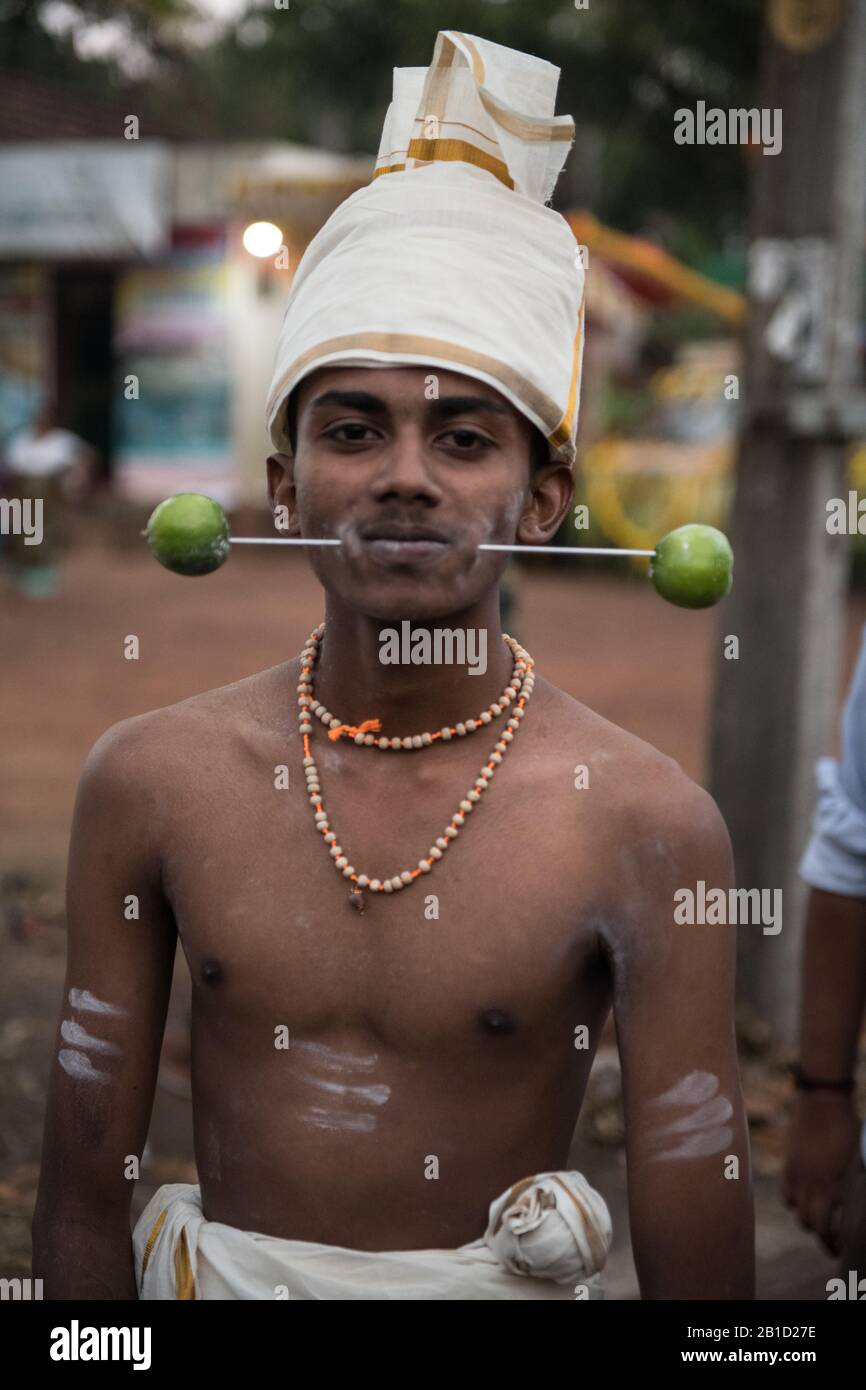 Devotee con bocche trafitto (Kavadi Aattam) come atto di devozione durante il Thaipooyam, o Thaipoosam, Festival a Kedakulam, Kerala. Foto Stock
