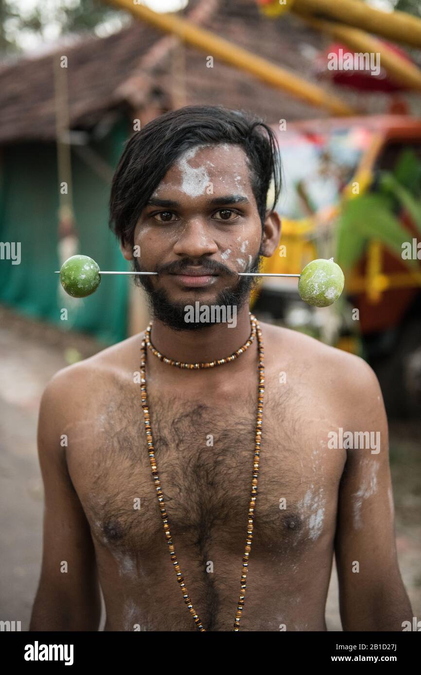 Devotee con bocche trafitto (Kavadi Aattam) come atto di devozione durante il Thaipooyam, o Thaipoosam, Festival a Kedakulam, Kerala. Foto Stock