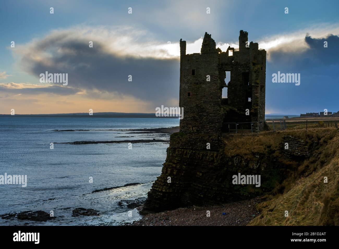 Il castello di Keiss, costruita da George Sinclair, 5° Conte di Caithness, nel tardo XVI o inizio del XVII secolo. Sinclair's Bay, Keiss, Caithness in Scozia, Regno Unito Foto Stock