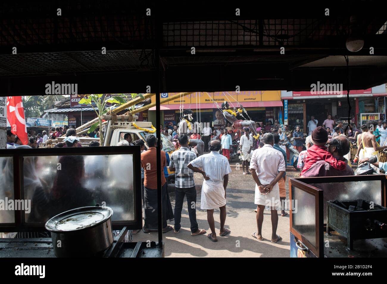 Devoto appeso da piercing gancio come un atto ritualistico di devozione, Garudan Thookkam, durante Thaipooyam (Thaipoosam) a Kedakulam, Kerala, India. Foto Stock