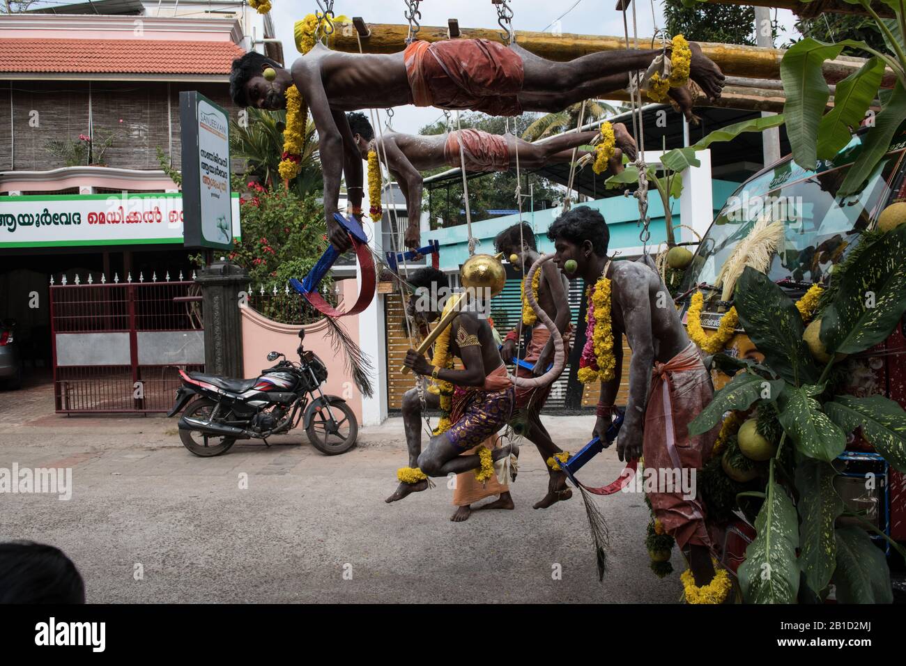 Devoti appesi da ganci che perforano la loro pelle come un atto ritualistico di devozione, Garudan Thookkam (Eagle Hanging), durante Thaipooyam, o Thaipoosam, Fe Foto Stock