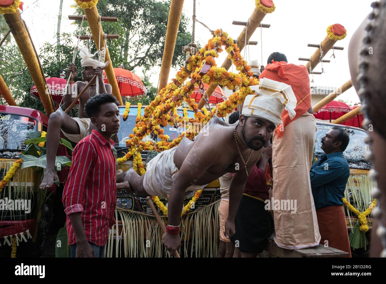 Devoto appeso da piercing gancio come un atto ritualistico di devozione, Garudan Thookkam, durante Thaipooyam (Thaipoosam) a Kedakulam, Kerala, India. Foto Stock