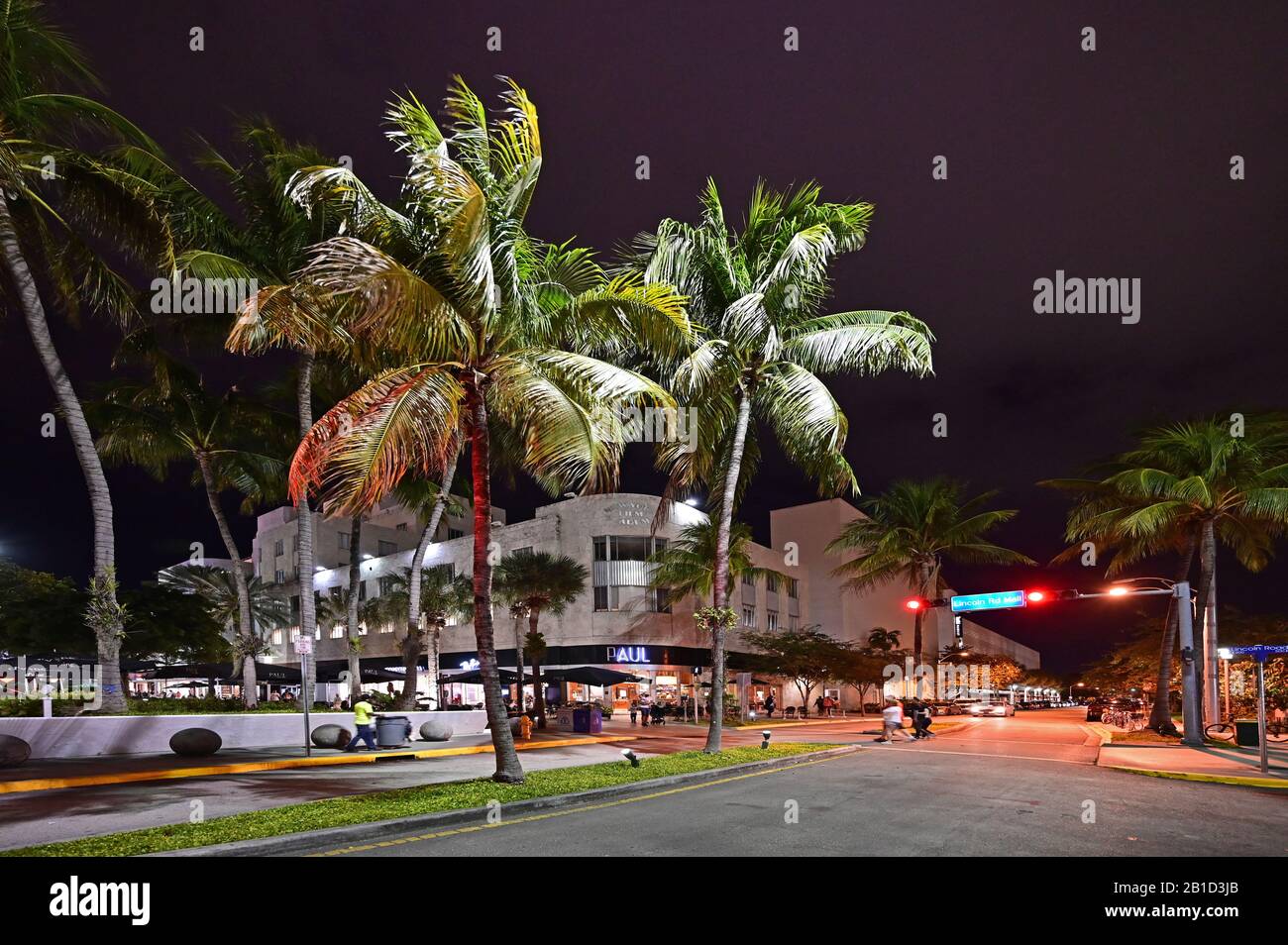 Miami Beach, Florida - 20 febbraio 2020 - edificio della New York Film Academy sulla Lincoln Road di notte. Foto Stock