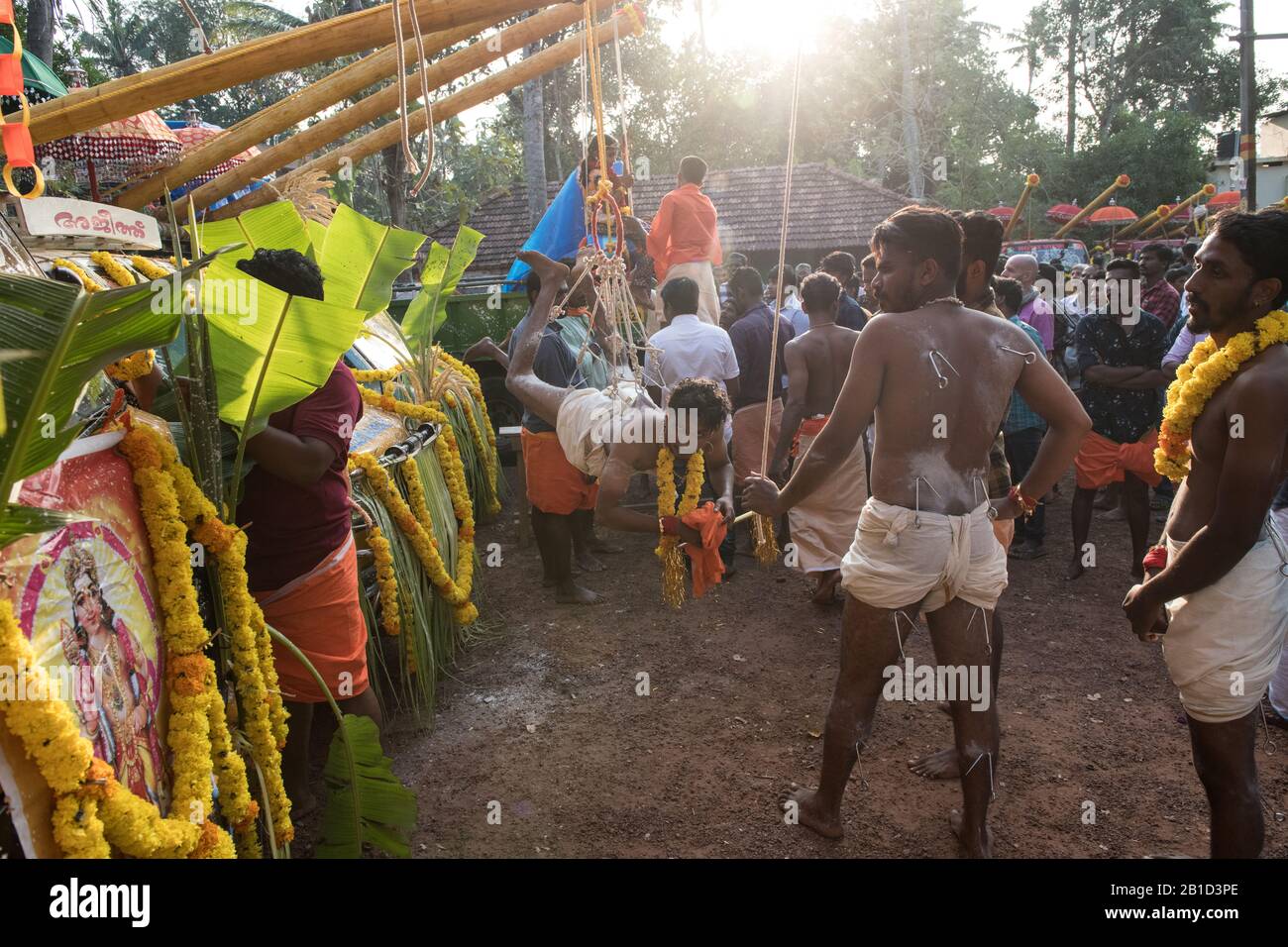 Devoto appeso da piercing gancio come un atto ritualistico di devozione, Garudan Thookkam, durante Thaipooyam (Thaipoosam) a Kedakulam, Kerala, India. Foto Stock