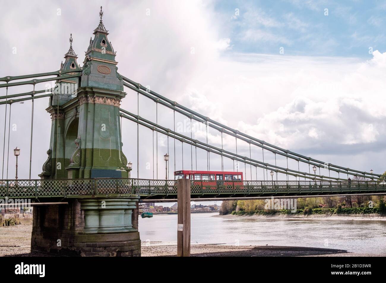 Autobus a due piani che passa sulla A306 Road, Hammersmith Bridge, Londra, Inghilterra Foto Stock