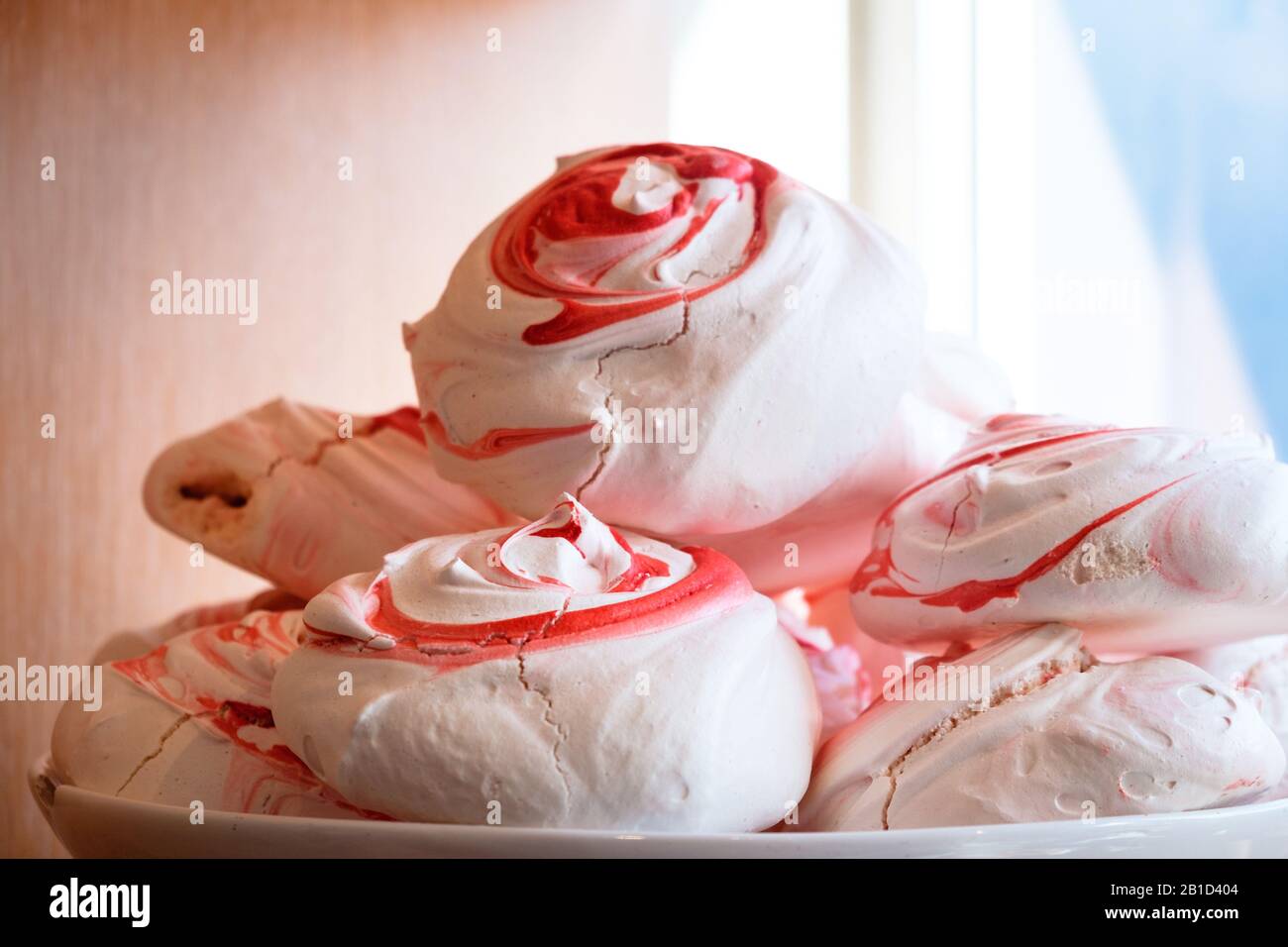 Biscotti dolci meringa in vetrina, Chiswick High Road, Londra, Inghilterra Foto Stock