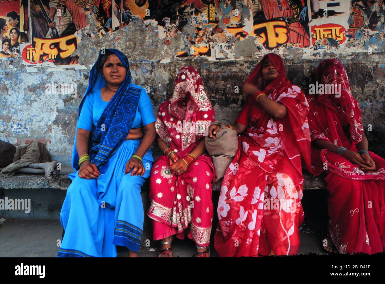 Nepal, Kathmandu, donne musulmane alla fermata dell'autobus Foto Stock