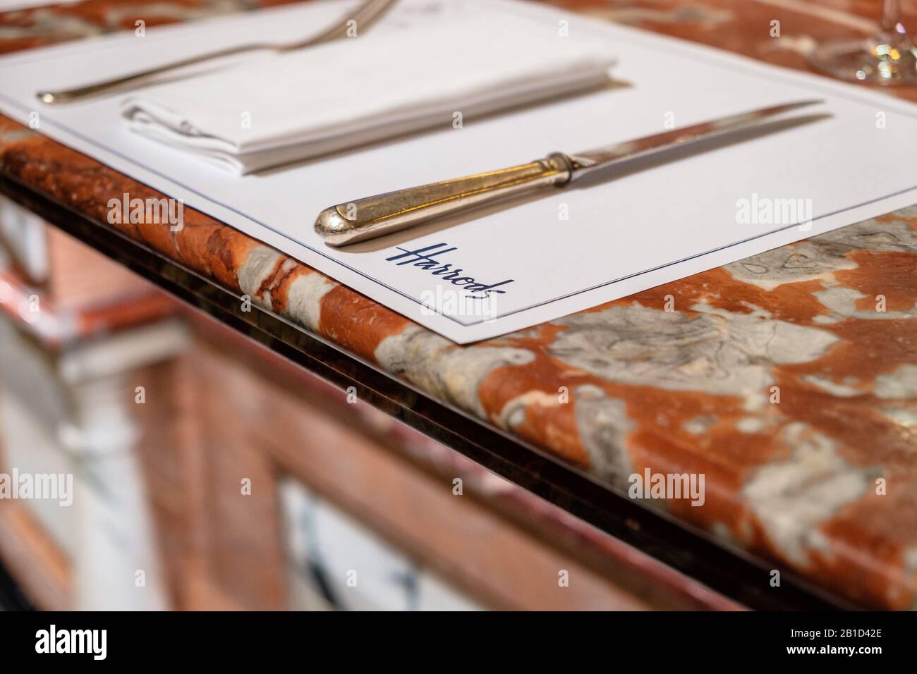 Primo piano di un ristorante con posto al banco, Harrods Food Hall, Knightsbridge, Londra Foto Stock