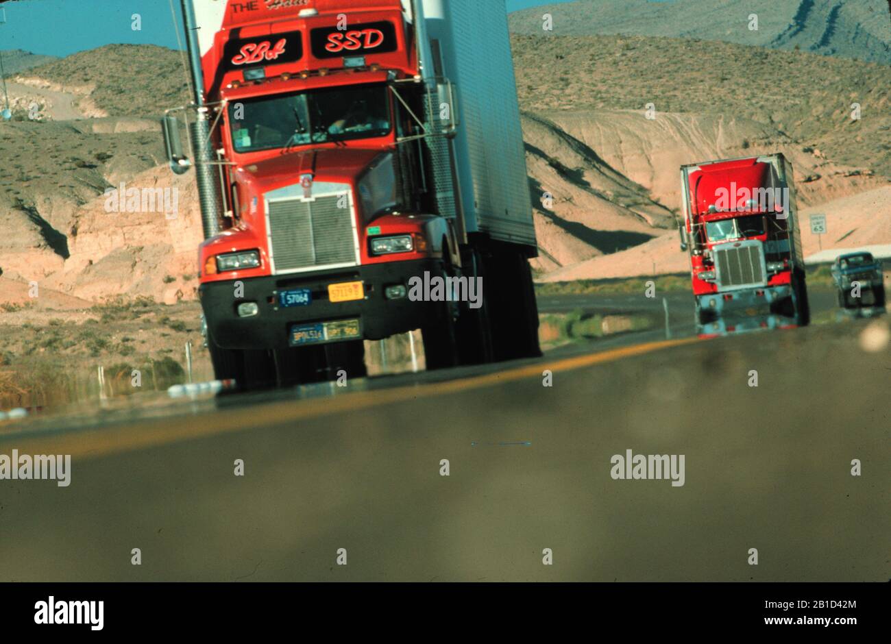 Rimorchi per trattori che si abbassano lungo l'Interstate 15, Nevada Foto Stock