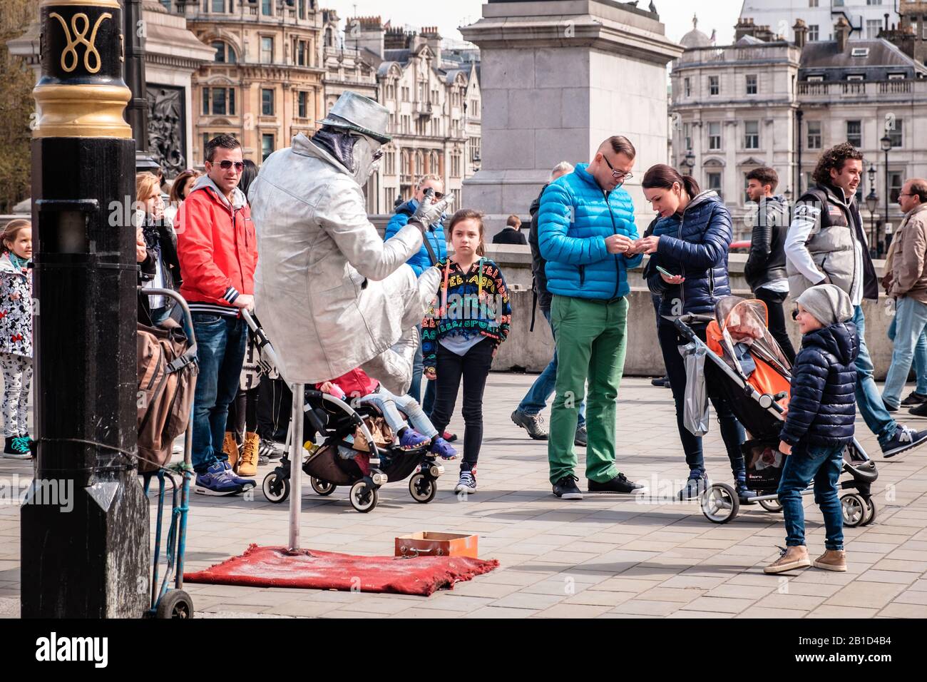 Street performer a Trafalgar Square, Londra, Inghilterra Foto Stock