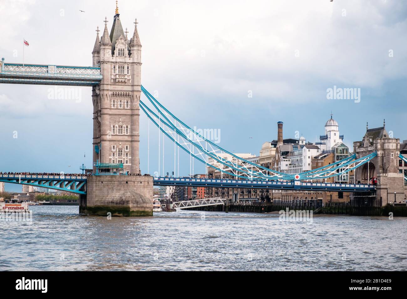 Famoso Tower Bridge sul Tamigi, Londra, Inghilterra. Foto Stock