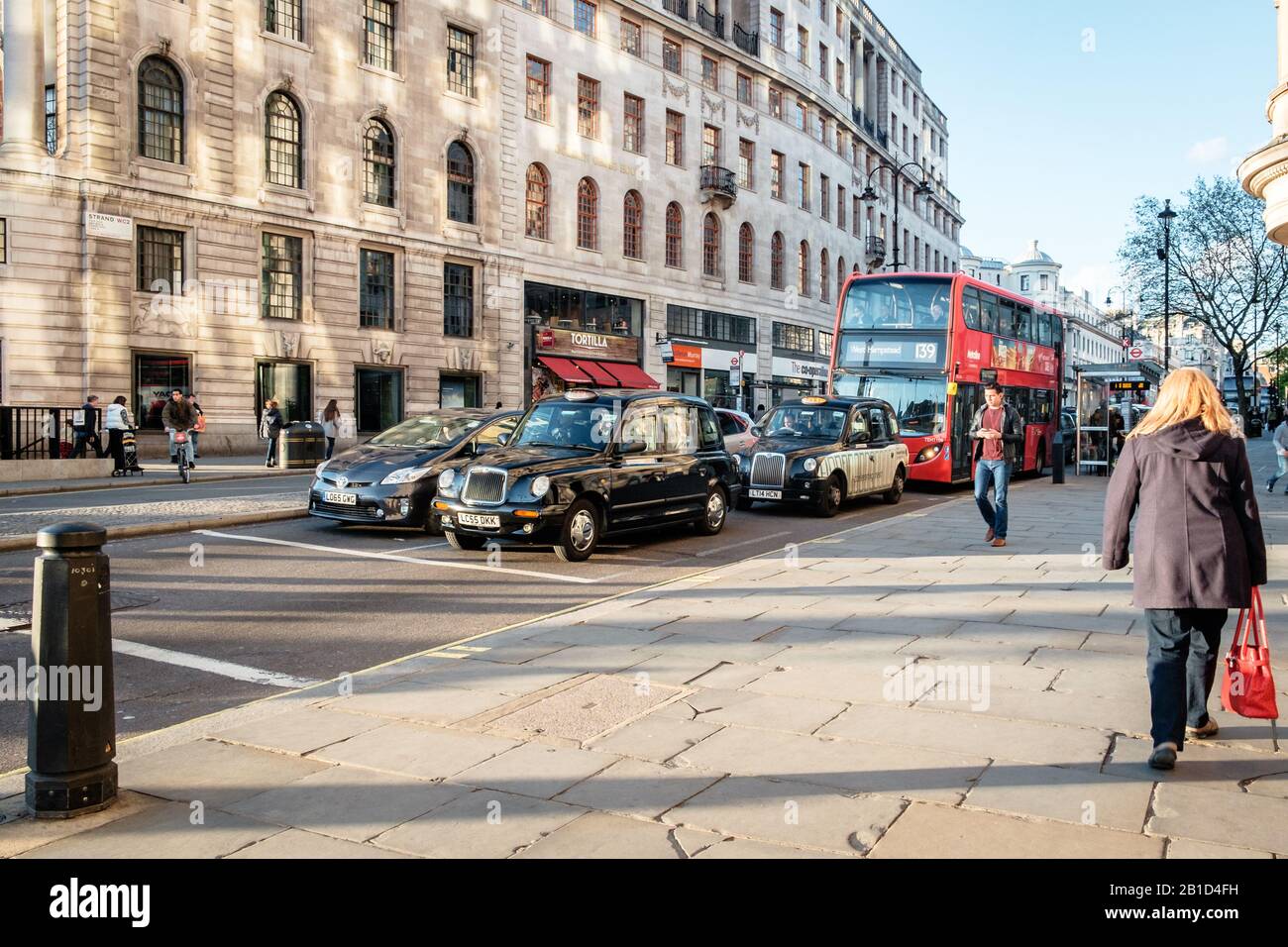 Il traffico si fermò al segnale vicino all'incrocio di Covent Garden, Londra, Inghilterra Foto Stock