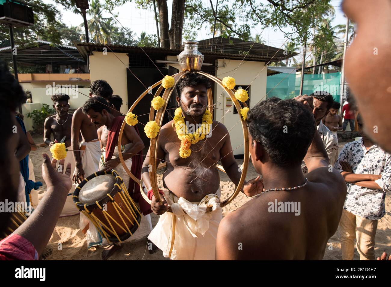 Devoti trafitto con ganci per appendere come un atto ritualistico di devozione, Garudan Thookkam, durante Thaipooyam (Thaipoosam), Kedakulam, Kerala, India. Foto Stock