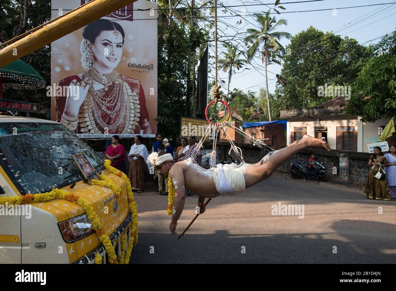 Devoto appeso da piercing gancio come un atto ritualistico di devozione, Garudan Thookkam, durante Thaipooyam (Thaipoosam) a Kedakulam, Kerala, India. Foto Stock