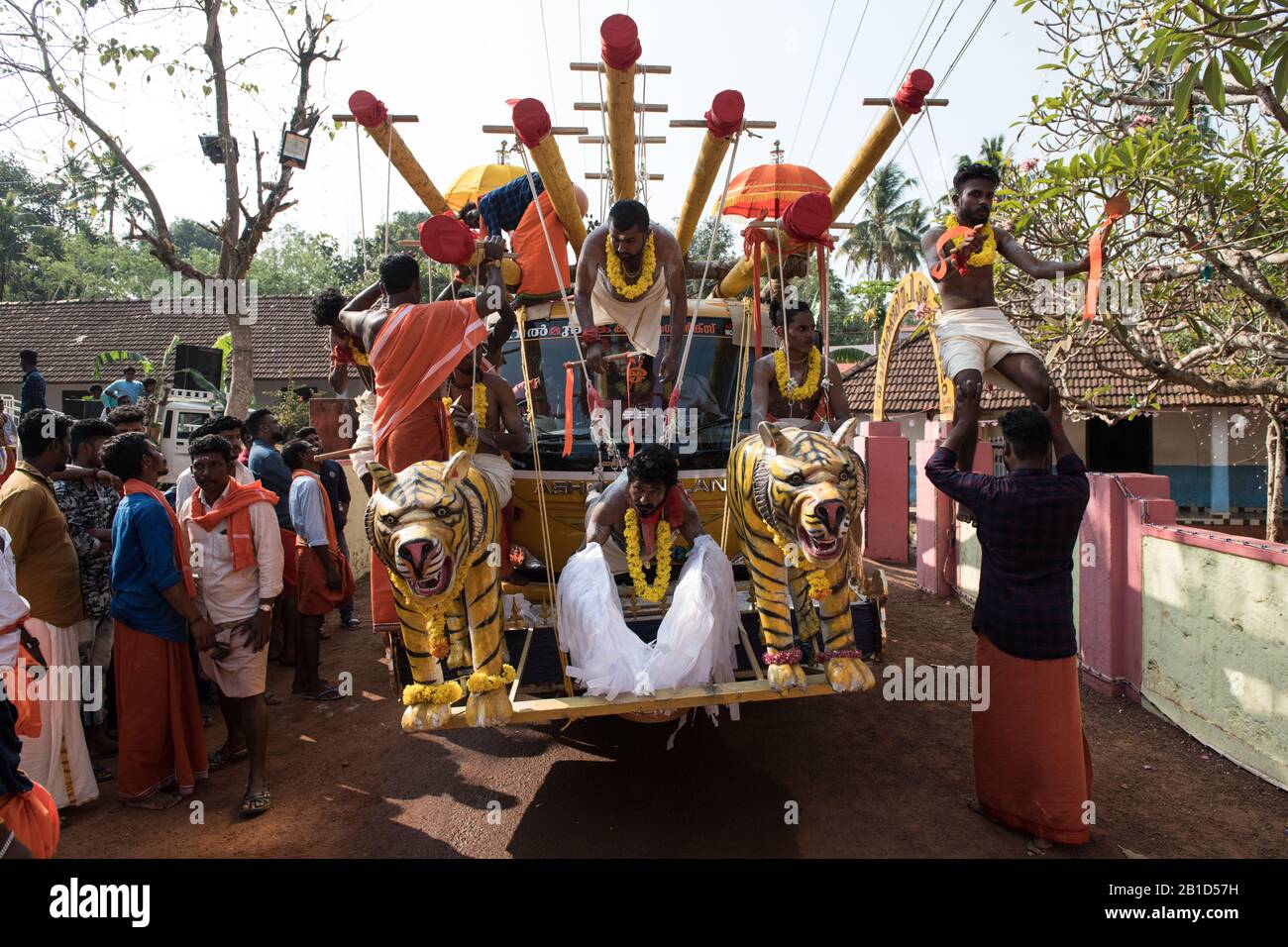 Devoti appesi a piercing a gancio come atto ritualistico di devozione, Garudan Thookkam, durante Thaipooyam (Thaipoosam) a Kedakulam, Kerala, India. Foto Stock