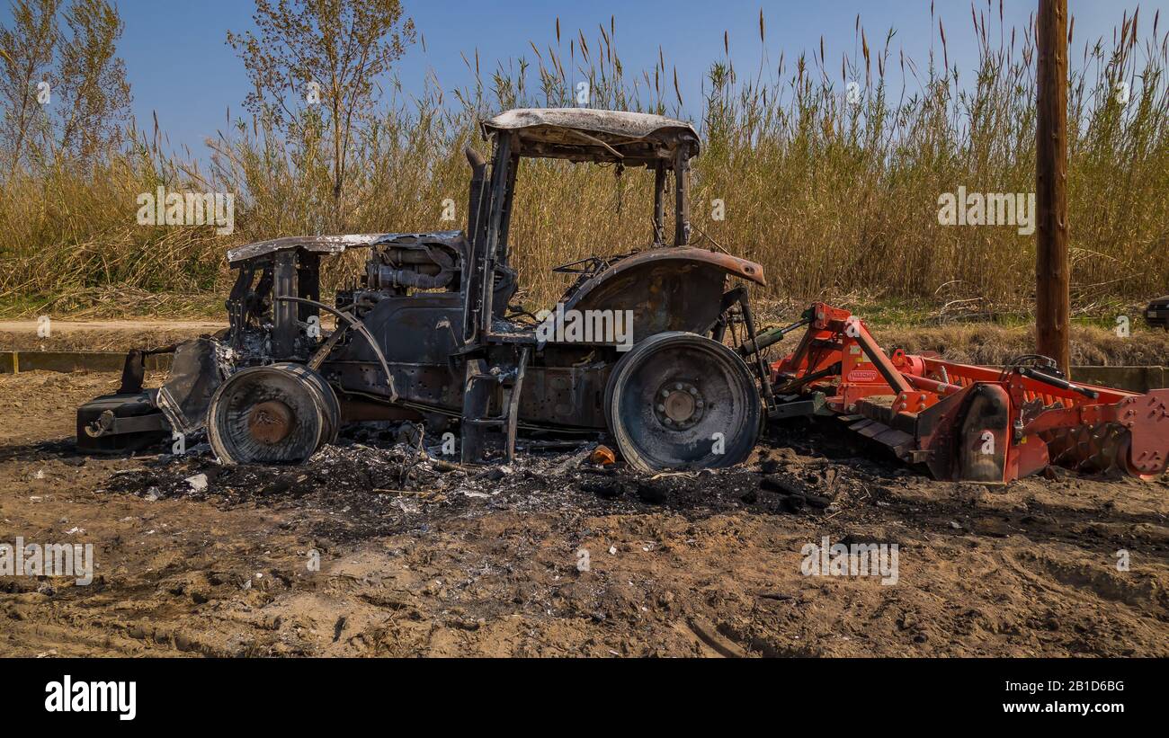 trattore bruciato da incidenti Foto Stock