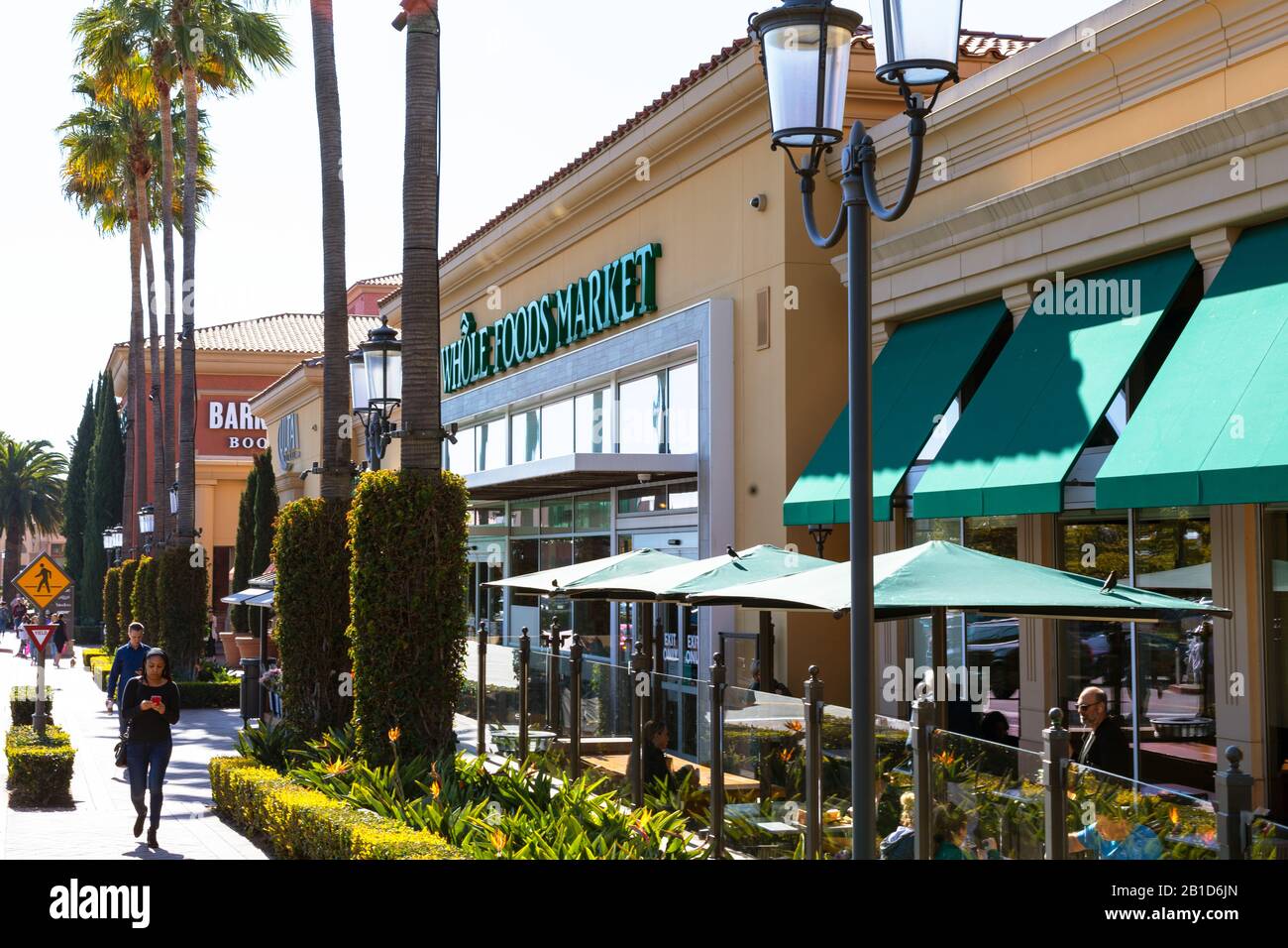 Il Wholefoods Market di Fashion Island ha palme, tendaggi verdi e lampade decorative presso il negozio. Newport Beach, California. Foto Stock